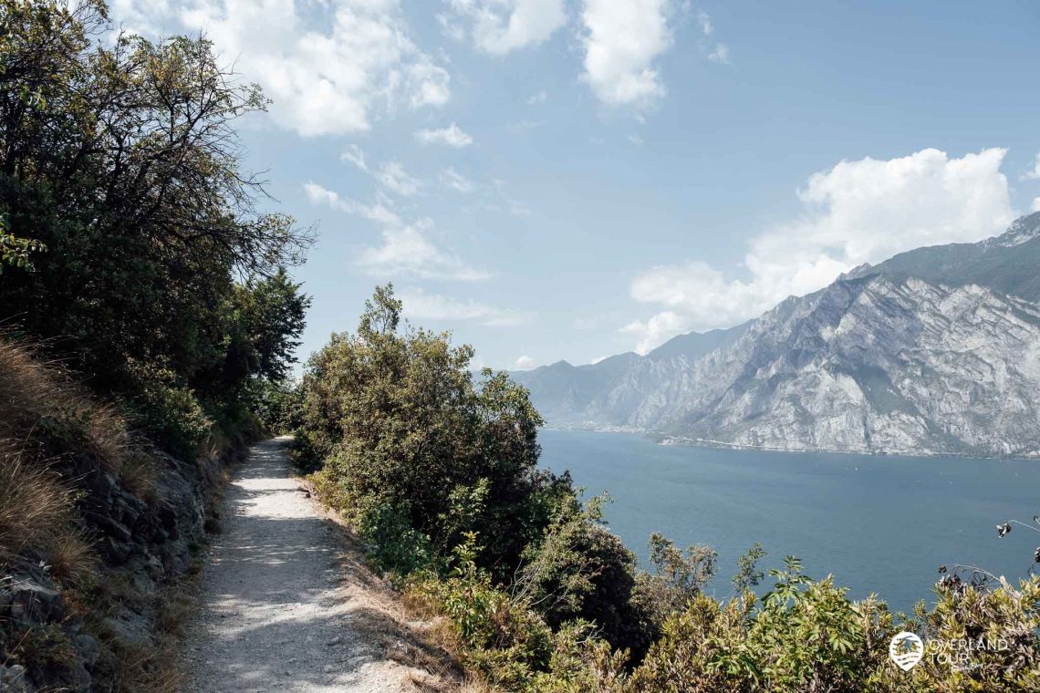 Wanderung Sentiero Panoramico Busatte Tempesta: Der Wanderweg läuft immer am Gardasee entlang