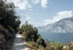 Wanderung Sentiero Panoramico Busatte Tempesta: Der Wanderweg läuft immer am Gardasee entlang