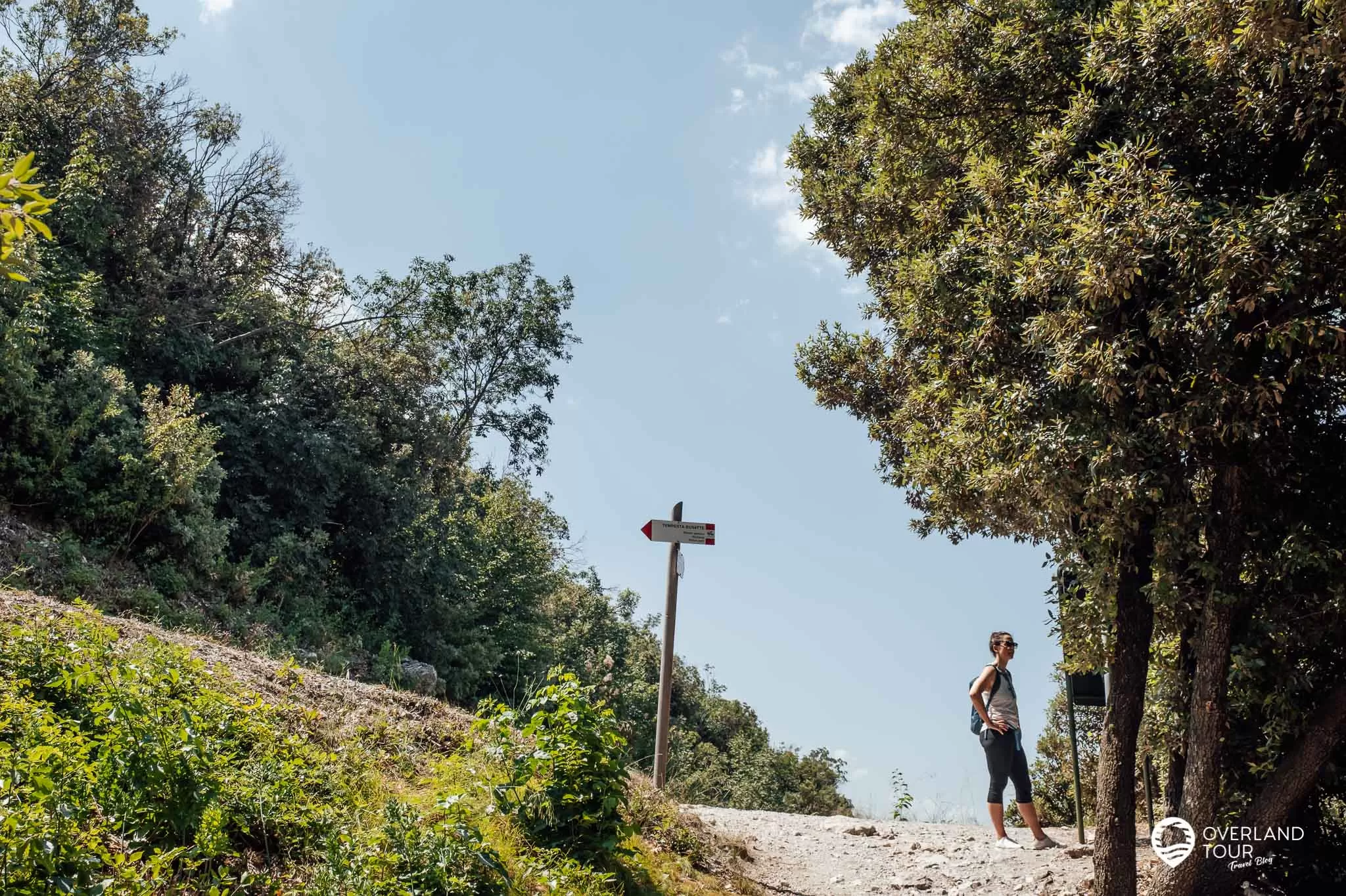 Wanderung Sentiero Panoramico Busatte Tempesta: Dies ist die Abzweigung zurück nach Torbole (links) oder runter in das Örtchen Tempesta (rechts)