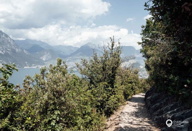 Wandern auf dem Panoramaweg „Sentiero Panoramico Busatte Tempesta“ am Gardasee