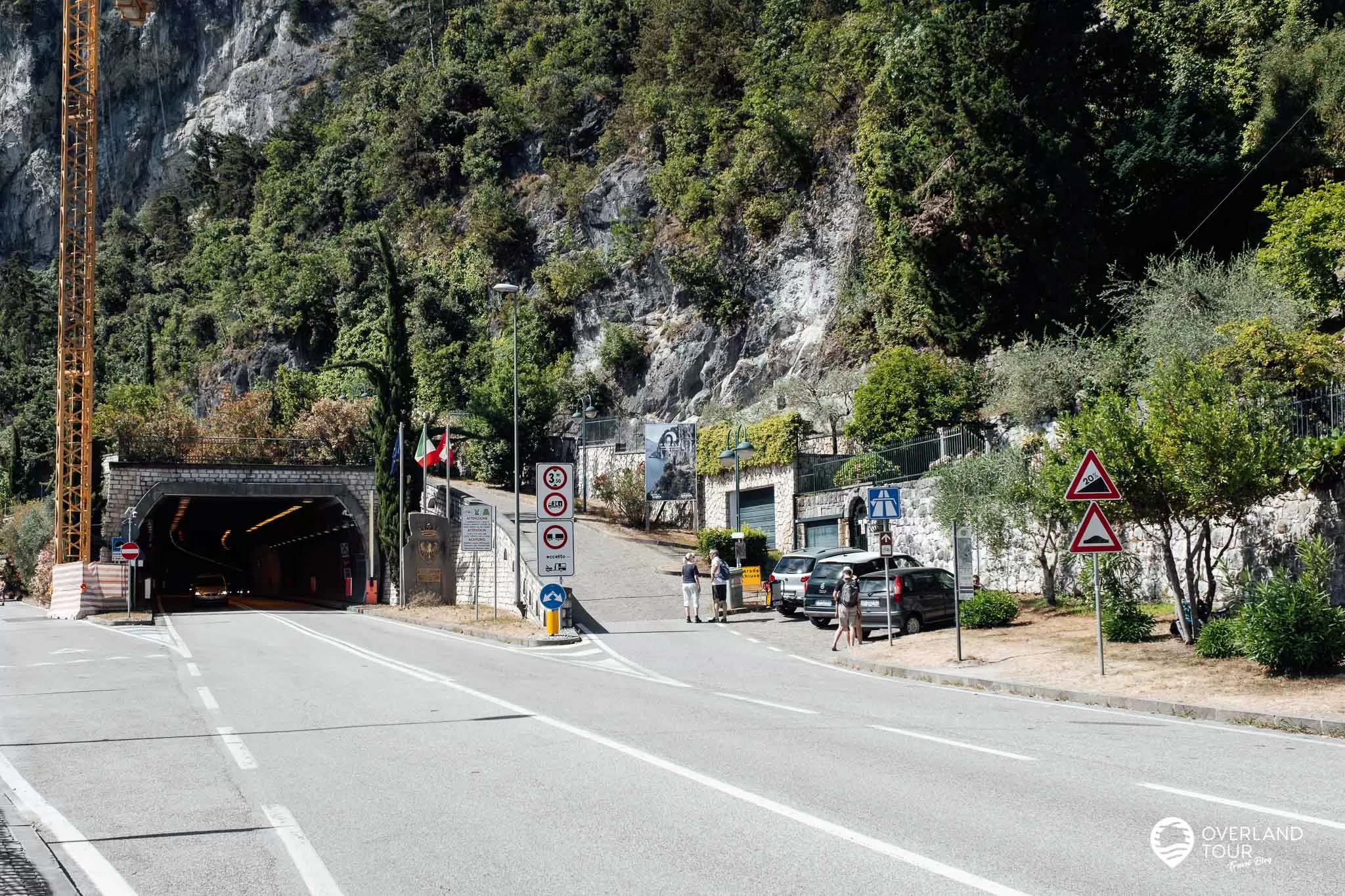 Wanderung Sentiero del Ponale: Wandern auf der alten Ponale Straße Vom Kraft werk geht es zum ersten Tunnel von Riva del Garda Richtung Limone. Rechts neben dem Tunnel geht es dann zum Start auf die alte Ponale Straße