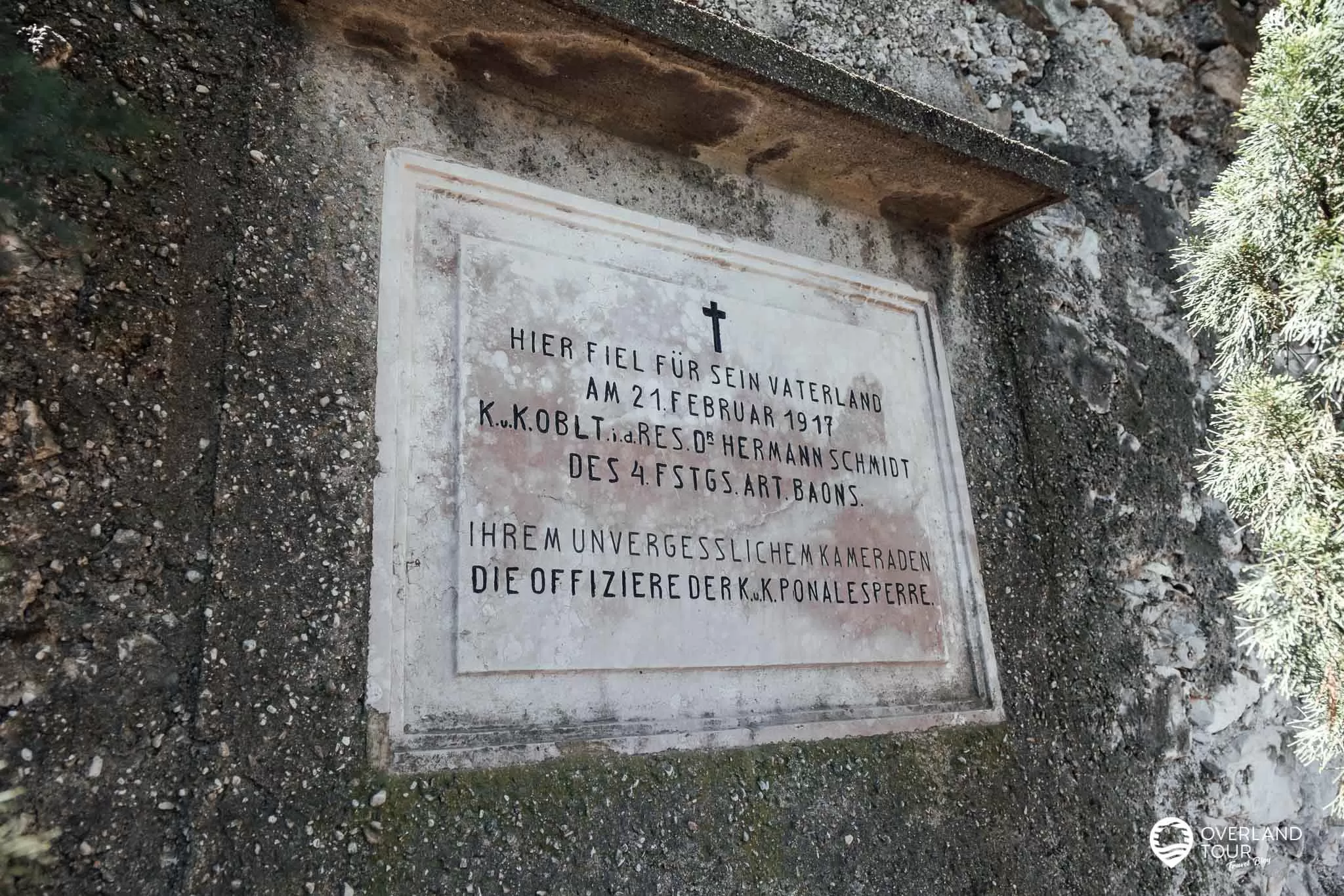 Wanderung Sentiero del Ponale: Wandern auf der alten Ponale Straße Hier eine Gedenktafel bei einer der Überreste von einer militärischen Verteidigungsanlage