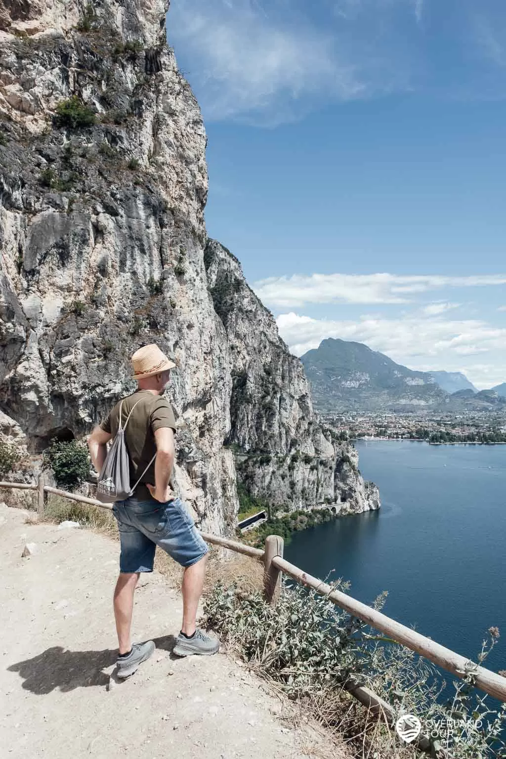 Wanderung Sentiero del Ponale: Wandern auf der alten Ponale Straße Blick auf den Gardasee Richtung Torbole und Riva del Garda