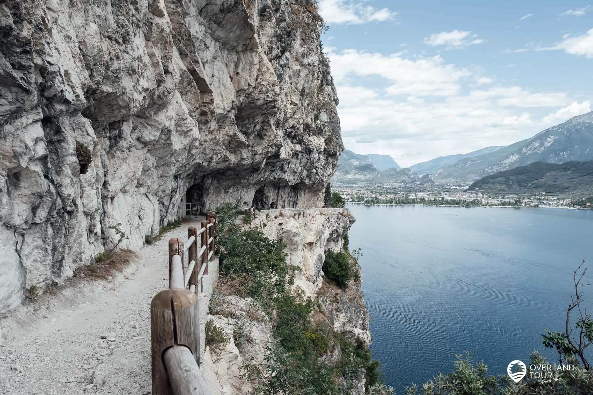 Wanderung Alte Ponale Straße: Jetzt geht es auf dem gleichen Wanderweg wieder zurück nach Riva del Garda! Spaß hat es gemacht auf der alten Ponale Straße zu wandern und unten freue ich mich auf mein verdienten Campari-Spritz