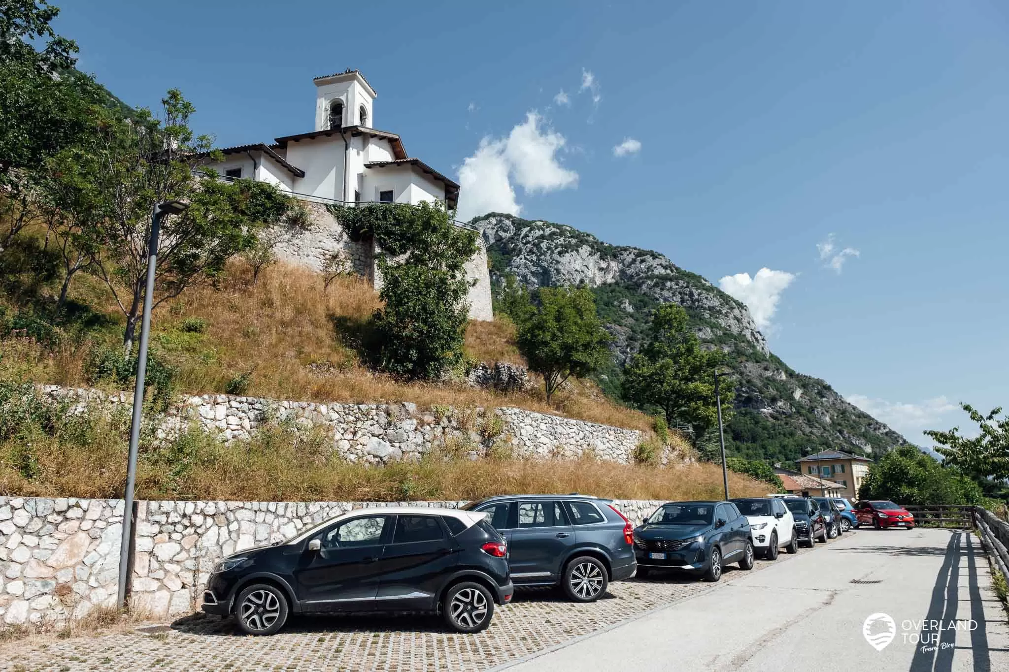 Wanderung Punta Larici ab Pregasina (Wandern bei Riva del Garda) Der Parkplatz unterhalb der Kirche in Pregasina