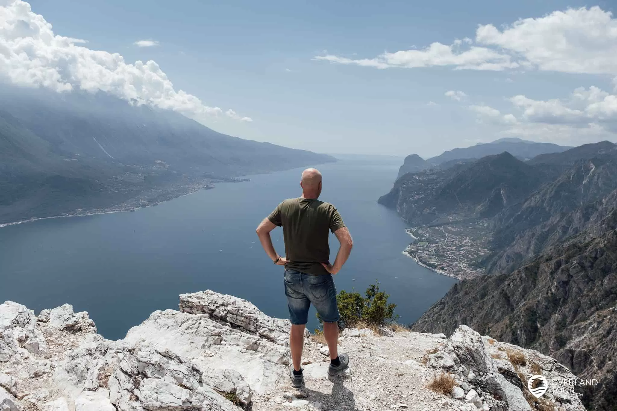 Wanderung Punta Larici: Was für eine Aussicht auf den Gardasee - Die Sicht reicht bis zum Ende des Sees im Süden