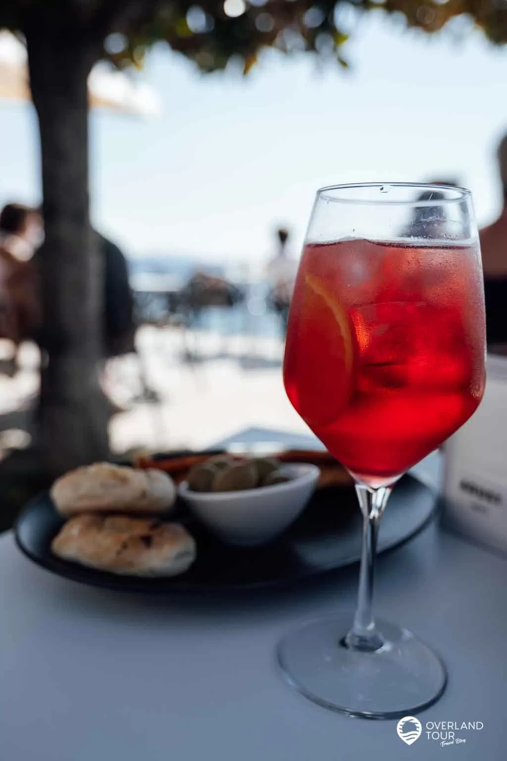 Die Sehenswürdigkeiten von Salò am Gardasee: Ein Campari-Spritz geht immer und das an jeder Uferpromenade des Gardasees