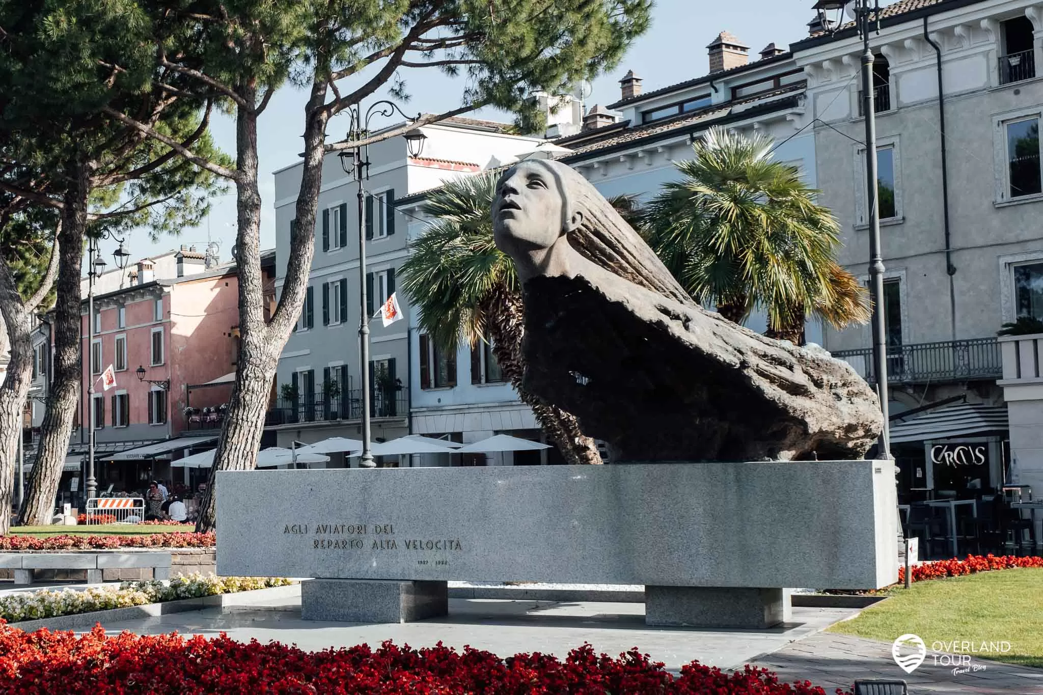 Die Sehenswürdigkeiten von Desenzano del Garda Die Sehenswürdigkeiten von Desenzano del Garda: Il Monumento ai valorosi Aviatori del "Reparto Alta Velocità"