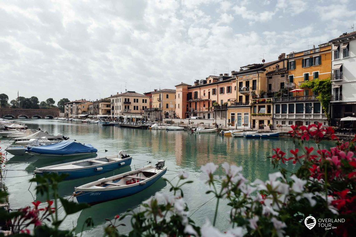 Peschiera del Garda Sehenswürdigkeiten: Der Canale di mezzo mit der Brücke Ponte dei Voltoni im Hintergrund