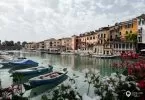 Peschiera del Garda Sehenswürdigkeiten: Der Canale di mezzo mit der Brücke Ponte dei Voltoni im Hintergrund