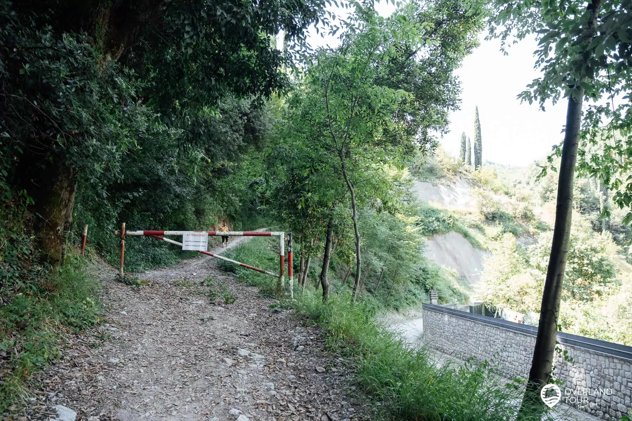Hier geht es jetzt hoch, rechts der Weg vom Papiermuseum und links geht es hoch nach Gaino