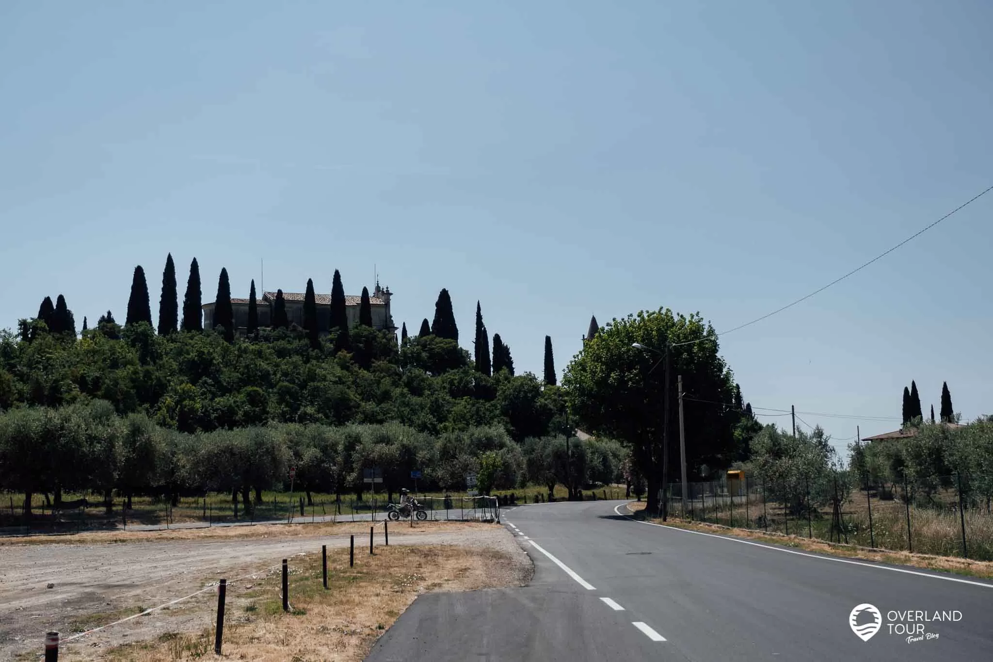 Der Weg aus Gaino heraus auf der Straße, im Hintergrund sieht man die Chiesa di San Michele Arcangelo