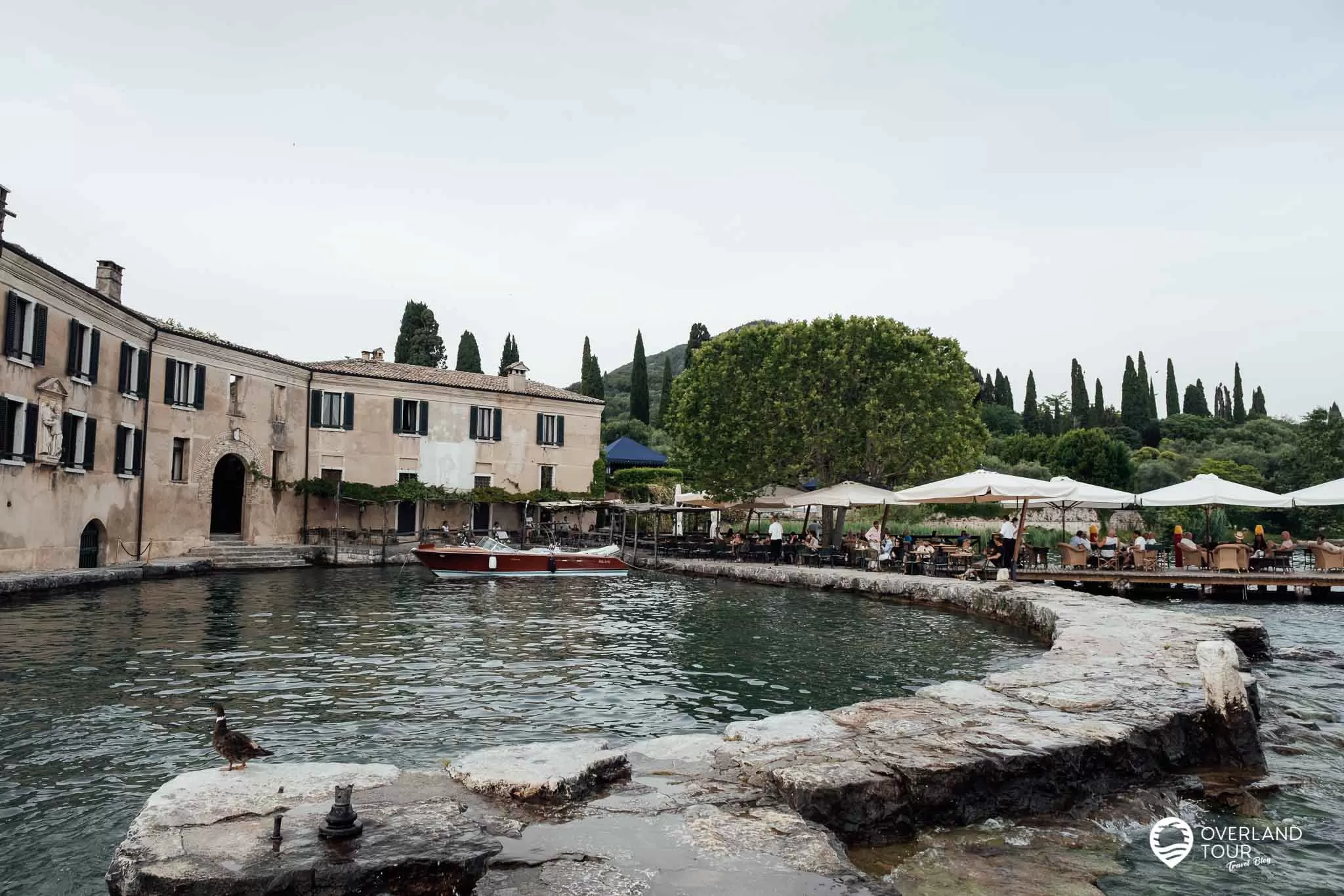 Die Sehenswürdigkeiten von Bardolino & Garda am Gardasee Bardolino Sehenswürdigkeiten am Gardasee: Der Hafen und die Tarverne des Locanda San Vigilio