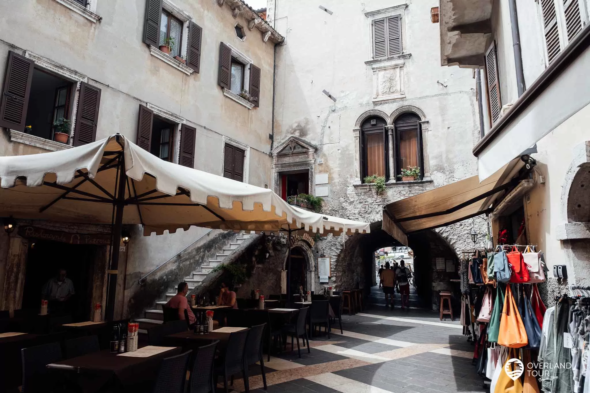 Die Sehenswürdigkeiten von Bardolino & Garda am Gardasee Die Sehenswürdigkeiten von Bardolino & Garda am Gardasee: In der Altstadt von Garda