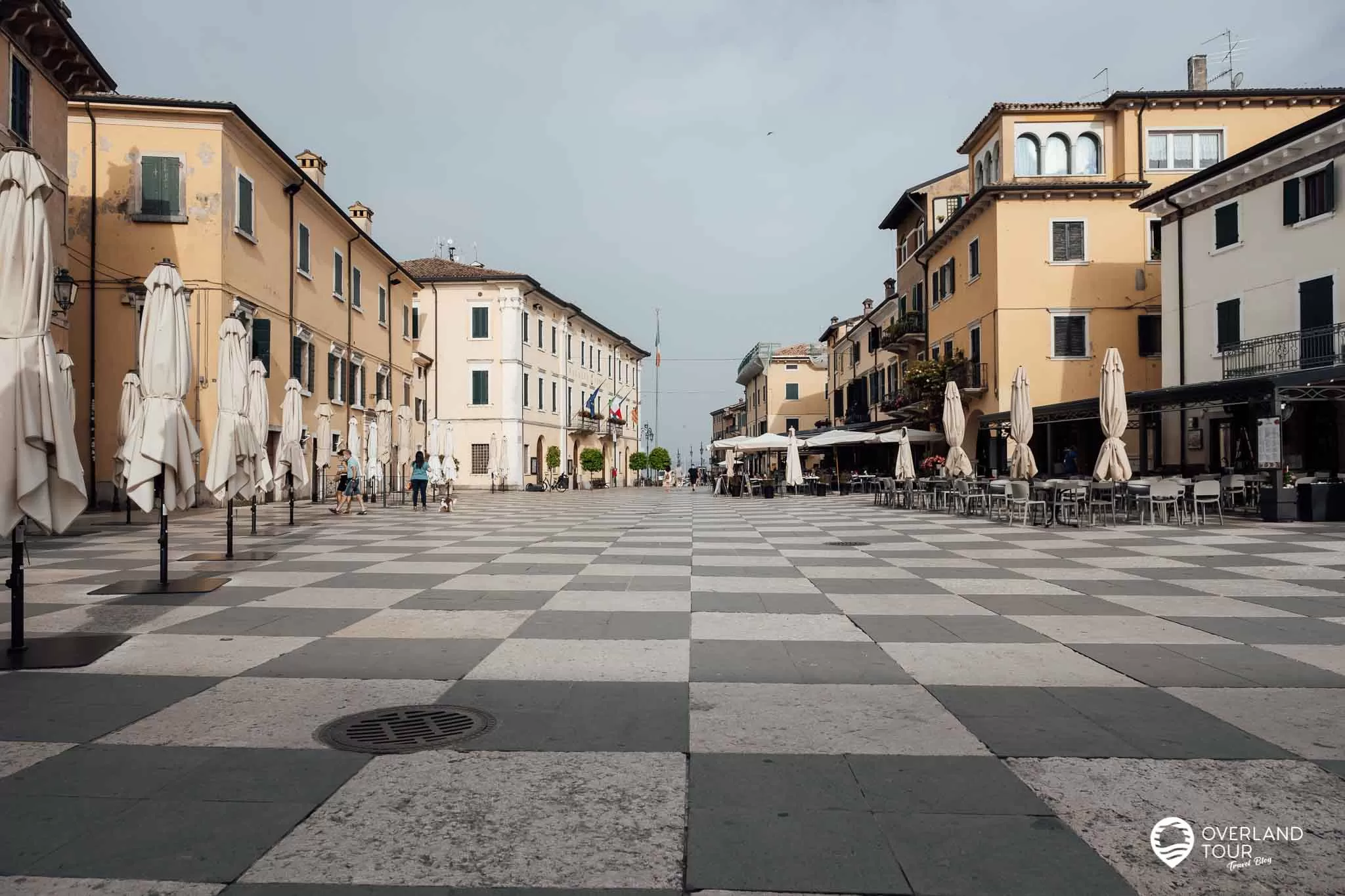 Piazza Vittorio Emanuele in der Altstadt von Lazise mit seinem karierten Pflaster