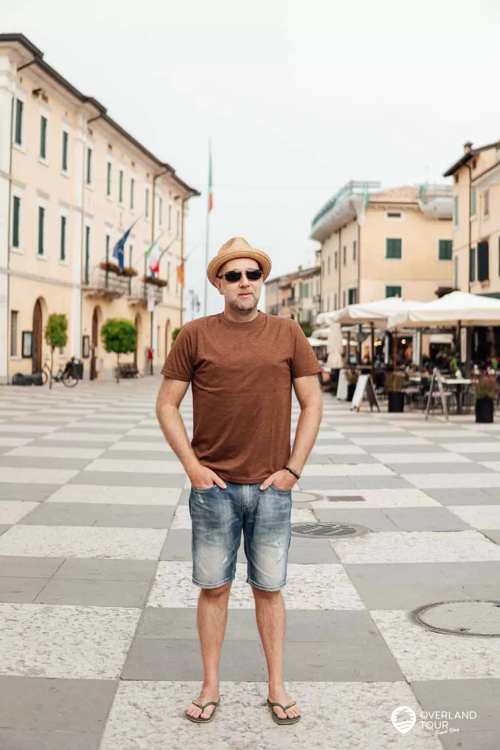 Die Sehenswürdigkeiten von Lazise am Gardasee Die Sehenswürdigkeiten von Lazise am Gardasee: Piazza Vittorio Emanuele in der Altstadt von Lazise mit seinem karierten Pflaster