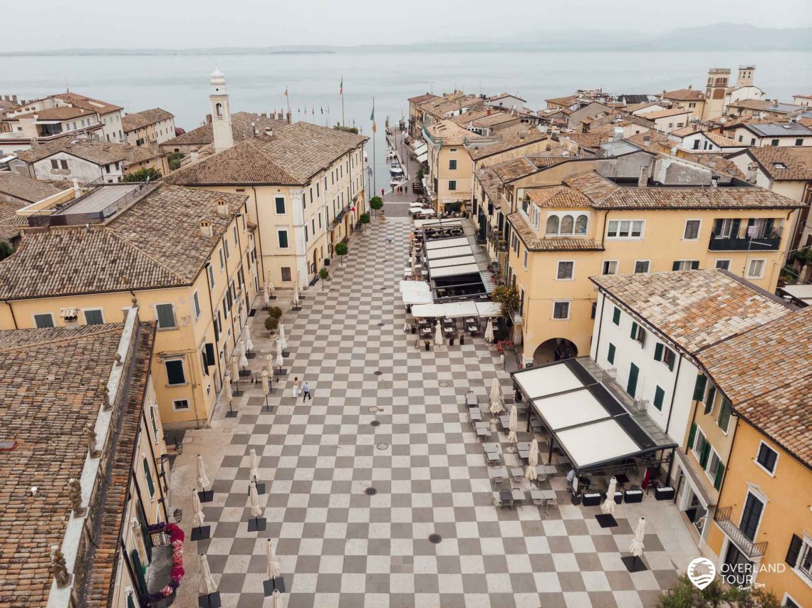 Die Sehenswürdigkeiten von Lazise am Gardasee: Piazza Vittorio Emanuele in der Altstadt von Lazise mit seinem karierten Pflaster