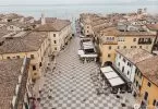 Die Sehenswürdigkeiten von Lazise am Gardasee: Piazza Vittorio Emanuele in der Altstadt von Lazise mit seinem karierten Pflaster