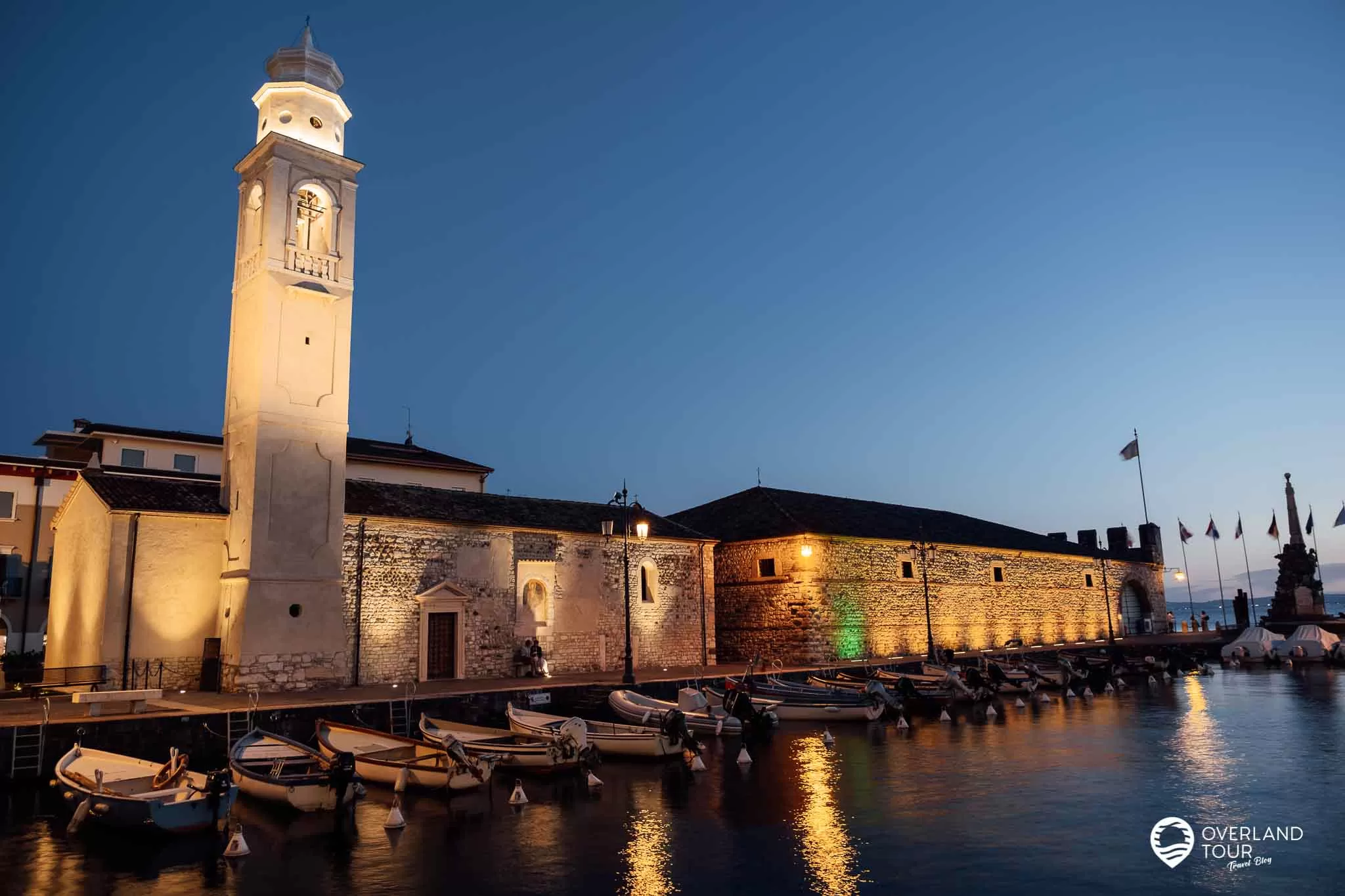 Die Sehenswürdigkeiten von Lazise am Gardasee: Die Chiesa San Nicolò und rechts daneben liegt die Venezianische Zollstelle am alten Hafen