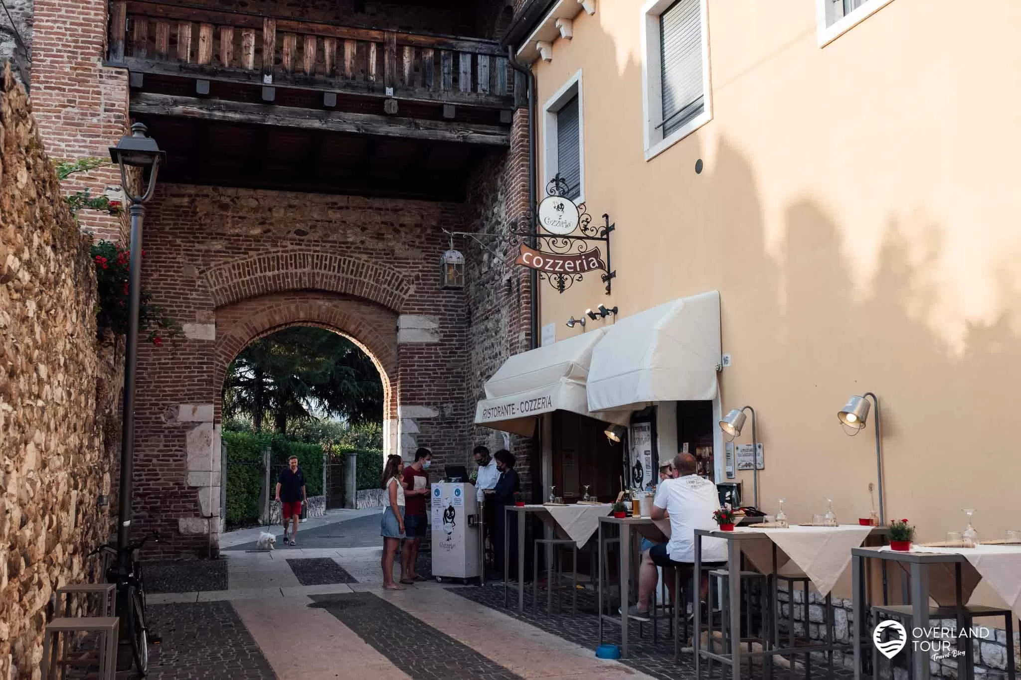Das Stadttor Porta Cansignorio und direkt daneben liegt das Restaurant La Cozzeria