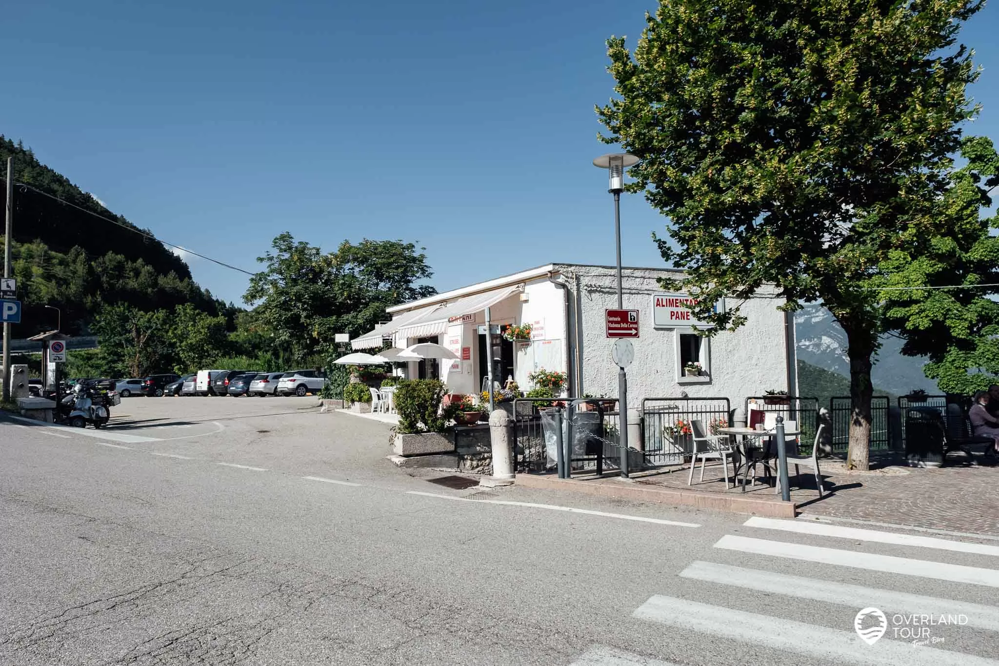 Felsenkirche Madonna della Corona - Gardasee Der Parkplatz im Ort Spiazzi
