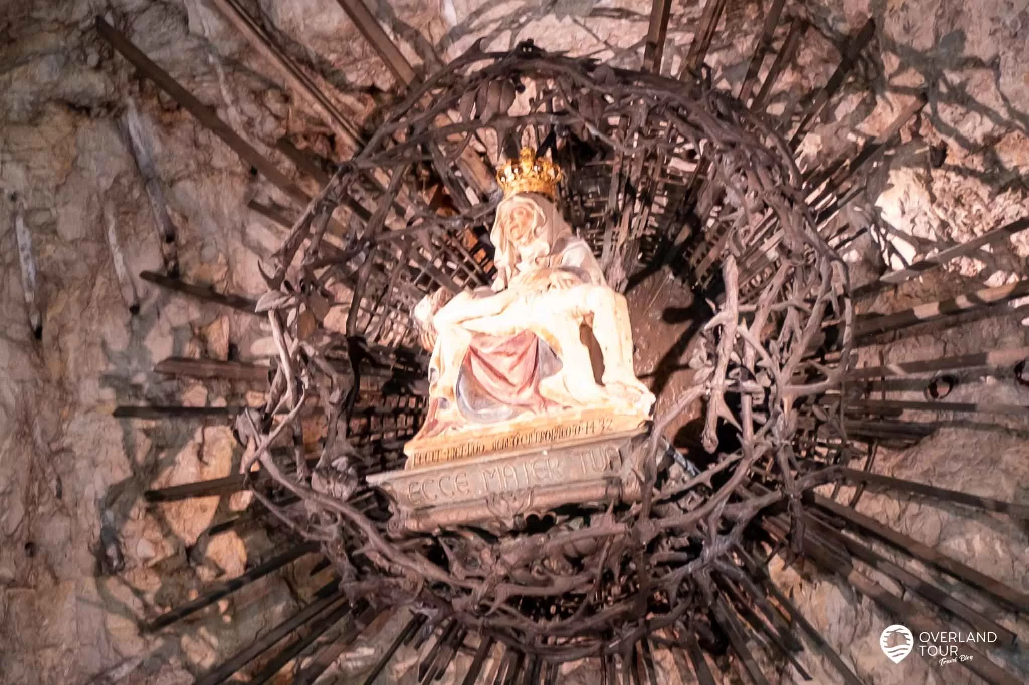Felsenkirche Madonna della Corona - Gardasee Die Pietà - die Marienfigur mit dem Leichnam Jesu auf den Knien