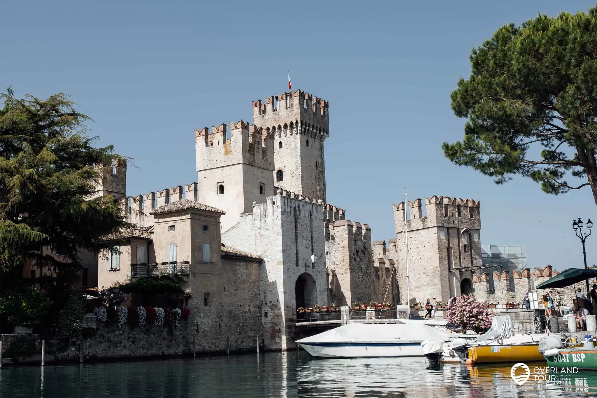 Der historische Hafen der Wasserburg Sirmione Der Hafen der Scaligerburg