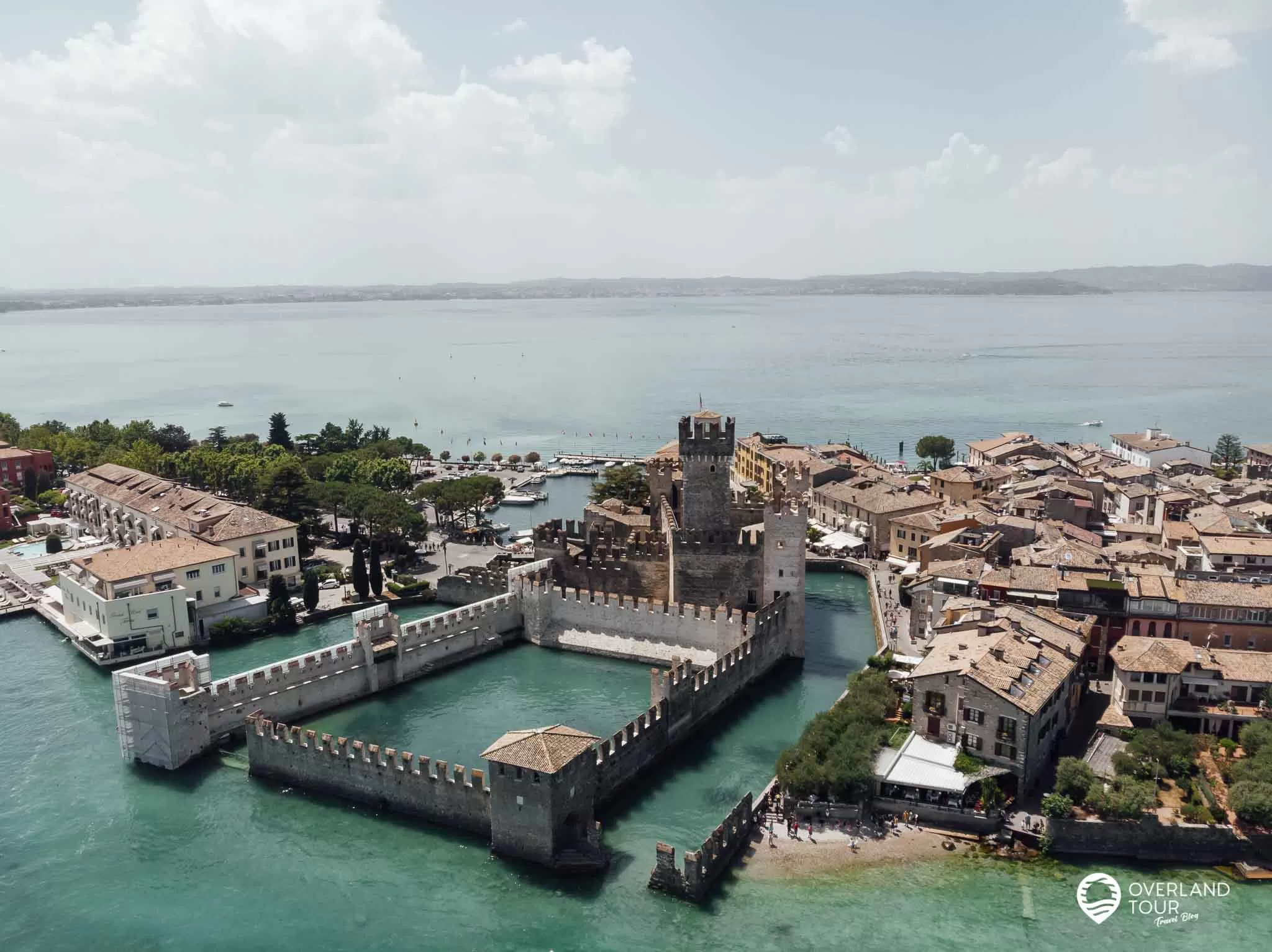Die Wasserburg Scaligerburg in Sirmione am Südufer des Gardasees Sirmione Castle - Die Scaligerburg (Wasserburg)