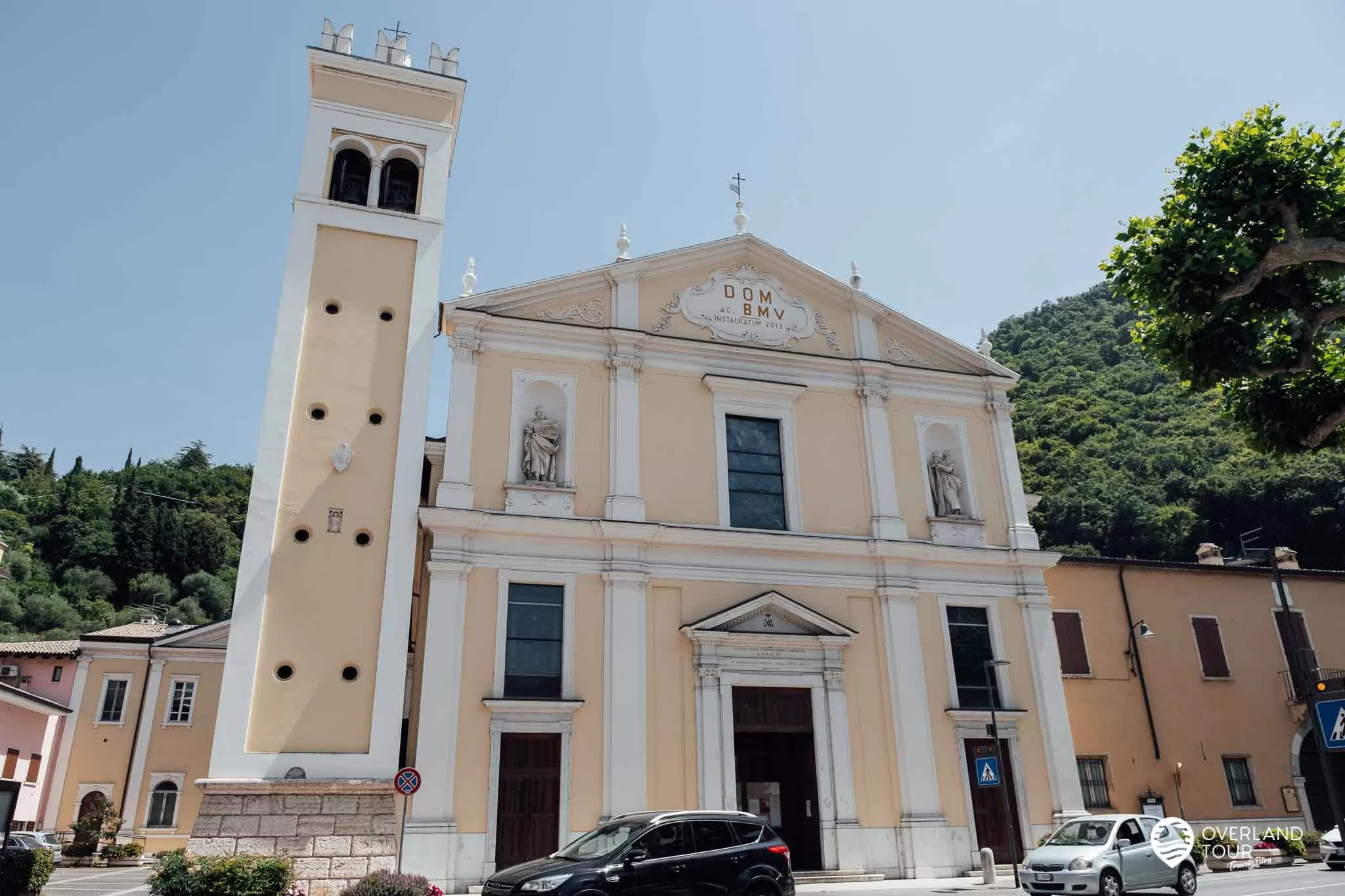 Die Wanderung Rocca di Garda zum Aussichtspunkt La Rocca Die Wanderung Rocca di Garda zum Aussichtspunkt La Rocca: Kirche Parrocchia di Santa Maria Assunta - Start der Wanderung