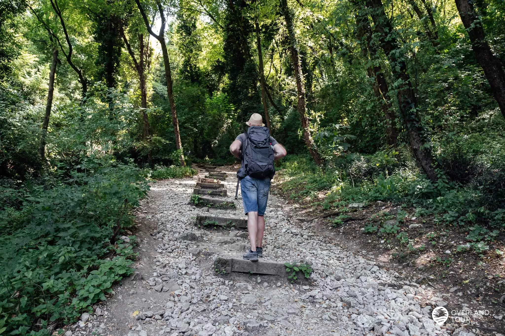 Die Wanderung Rocca di Garda zum Aussichtspunkt La Rocca Die Wanderung Rocca di Garda zum Aussichtspunkt La Rocca: Es geht jetzt die meiste Zeit diese Art von Stufen hoch