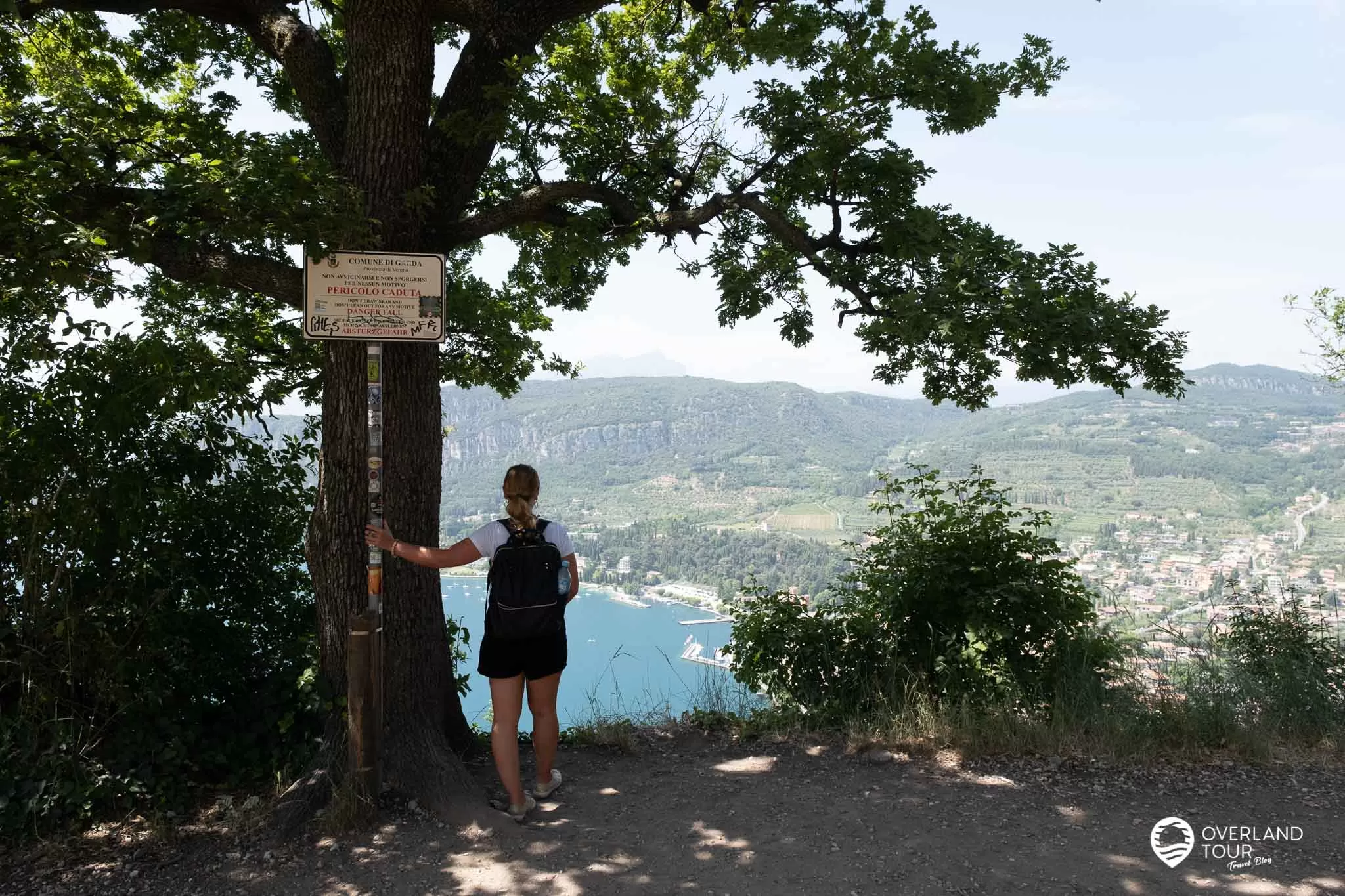 Die Wanderung Rocca di Garda zum Aussichtspunkt La Rocca: Das ist der Aussichtspunkt La Rocca. Das Hinweisschild weist auf die Gefahr des Abrutschen hin