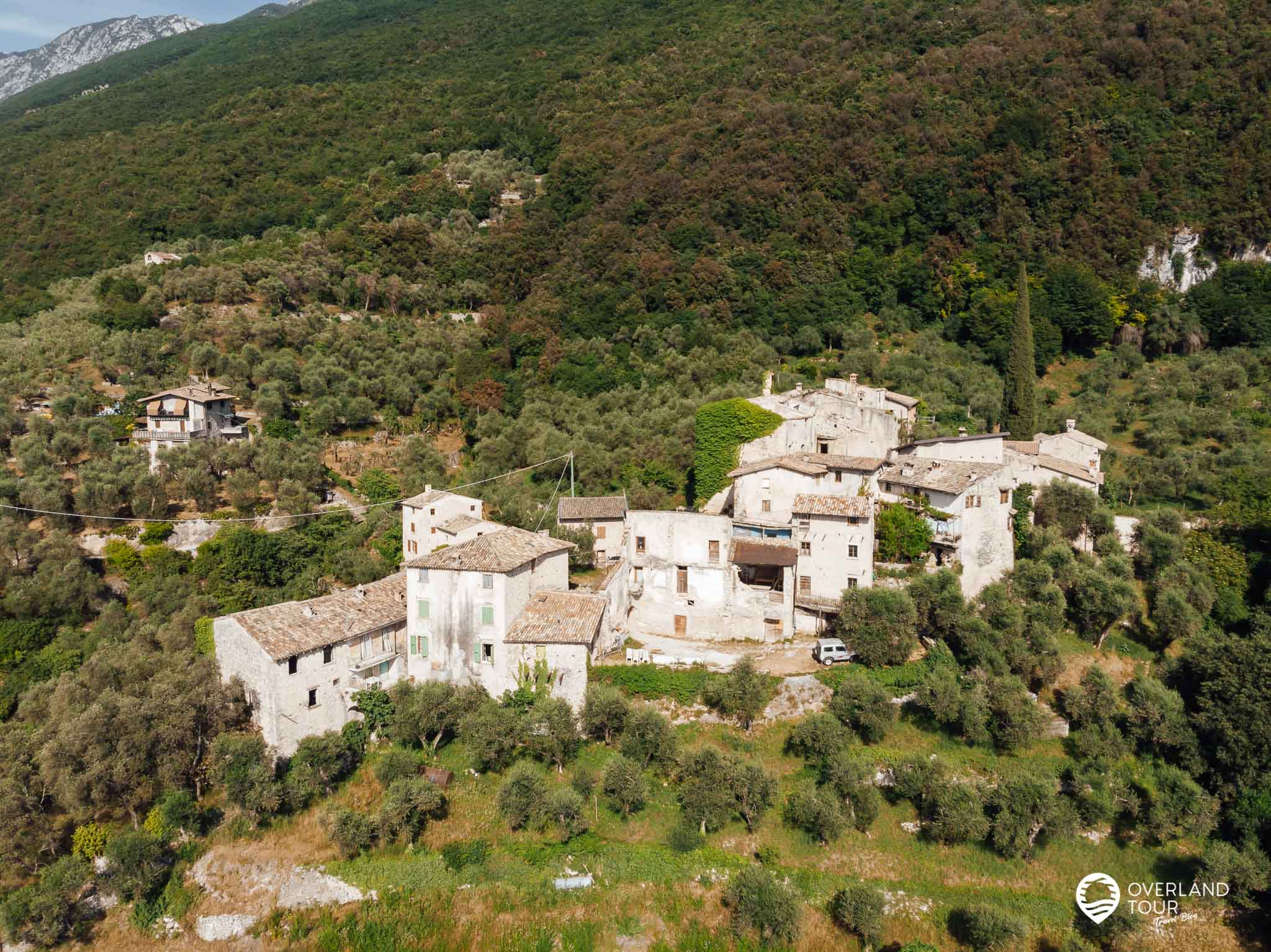 Das mittelalterliche Geisterdorf Campo di Brenzone am Gardasee: Das Campo di Brenzone von oben