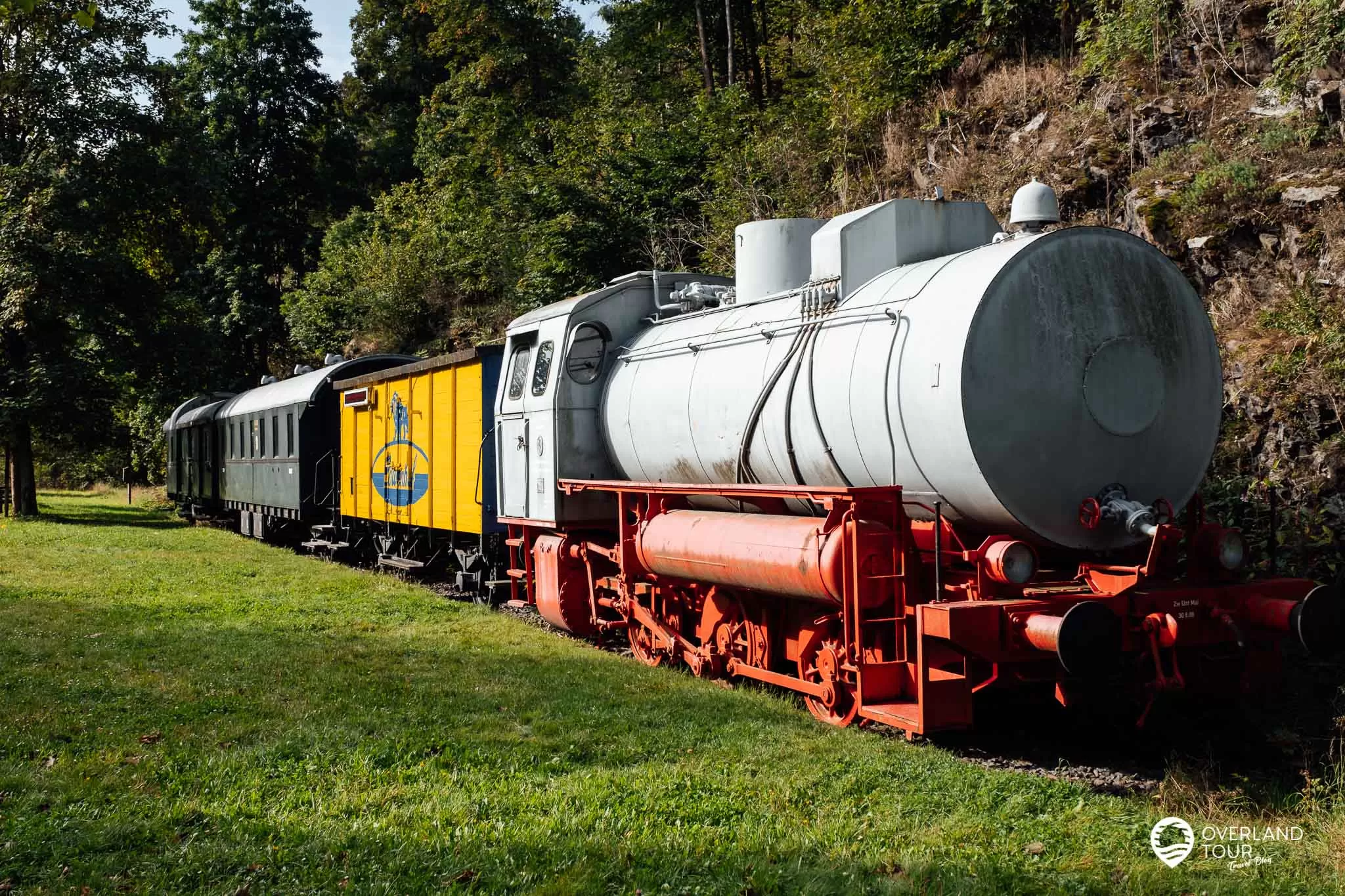 Wandern im Höllental Frankenwald - Felsenpfad & Röhrensteig die perfekte Tour: Am ehemaligen Bahnhof Lichtenberg die Dampfspeicherlok LKM/219189/1969 mit dem Kühlwagen der Löwenhof-Brauerei, einer Donnerbüchse und einem Donnerbüchsen-Packwagen