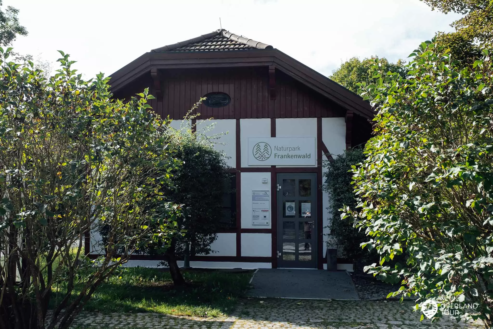 Wandern im Höllental Frankenwald - Felsenpfad & Röhrensteig die perfekte Tour: Der Start ins Höllental - Das Frankenwald Infozentrum Bahnhof Blechschmidtenhammer. Im Hintergrund kannst du die große Modeleisenbahnanlage sehen