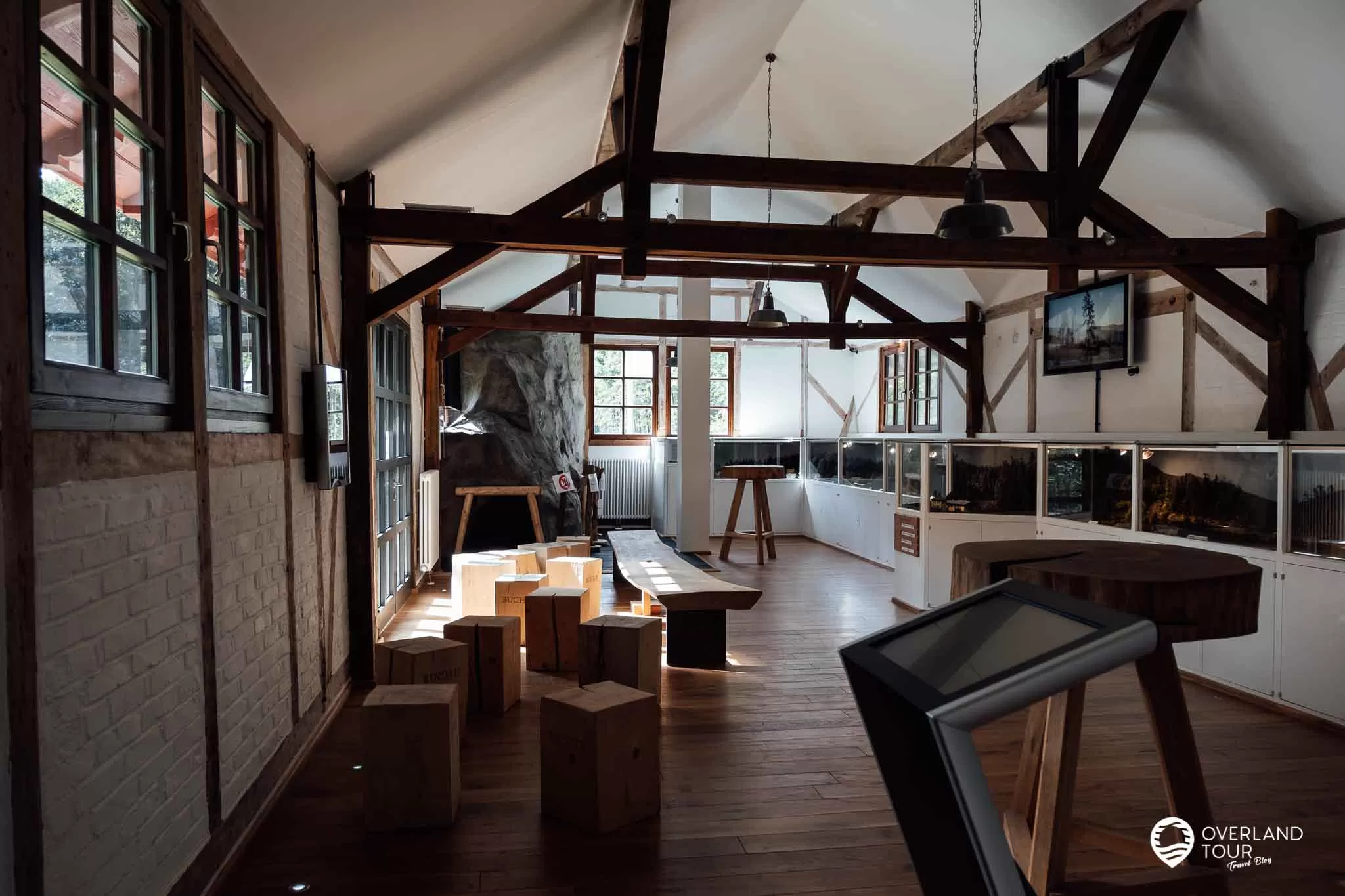 Wandern im Höllental Frankenwald - Felsenpfad & Röhrensteig die perfekte Tour: Der Start ins Höllental - Das Frankenwald Infozentrum Bahnhof Blechschmidtenhammer. Im Hintergrund kannst du die große Modeleisenbahnanlage sehen
