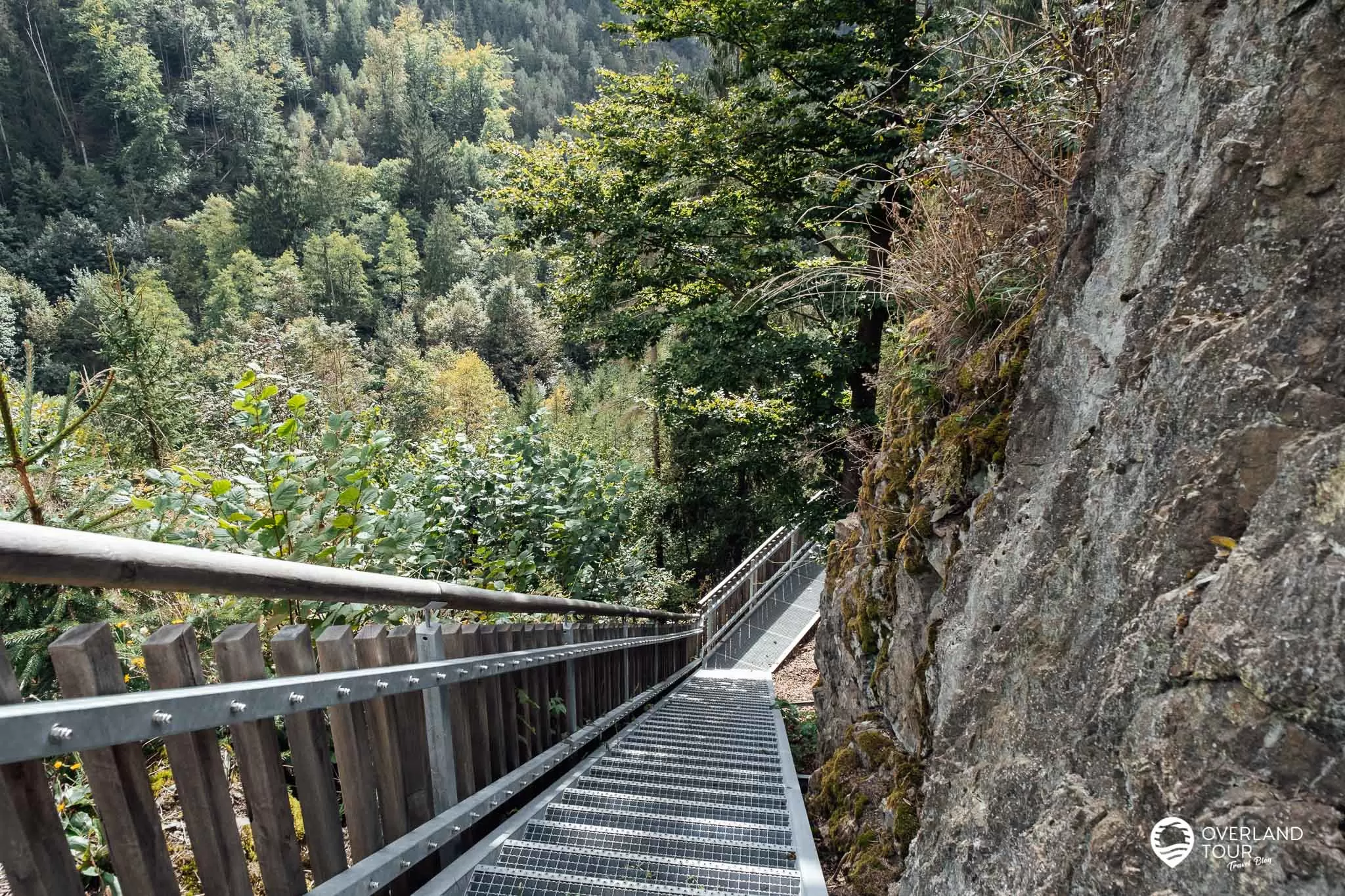 Wandern im Höllental Frankenwald - Felsenpfad & Röhrensteig die perfekte Tour: Der Abstieg beginnt über die Stahltreppen