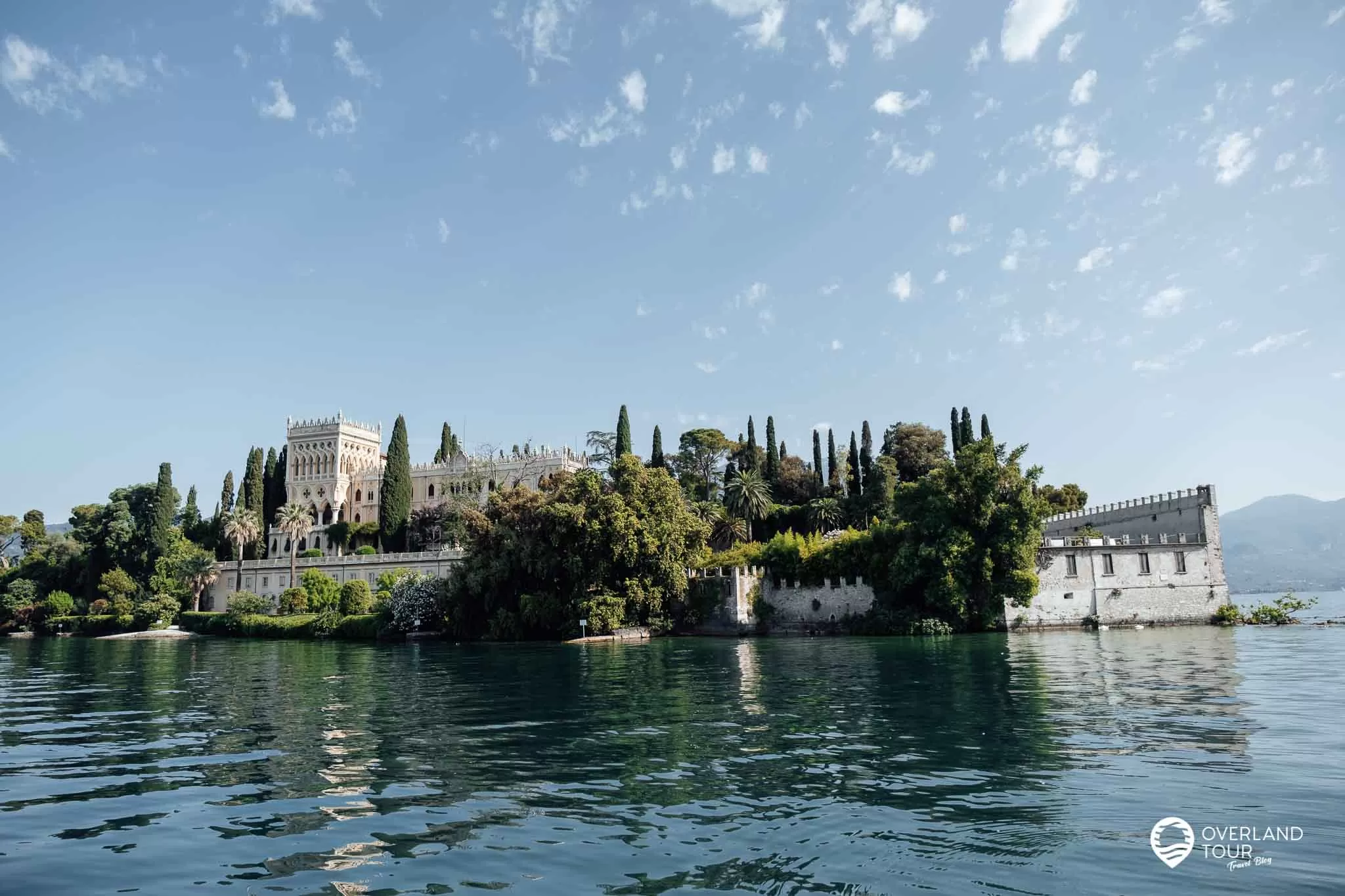 Isola del Garda – Die märchenhafte Ausflugsinsel im Gardasee: Die Isola del Garda vom Boot aus fotografiert - kurz vor dem Anlegen