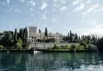 Isola del Garda – Die märchenhafte Ausflugsinsel im Gardasee: Die Isola del Garda vom Boot aus fotografiert - kurz vor dem Anlegen