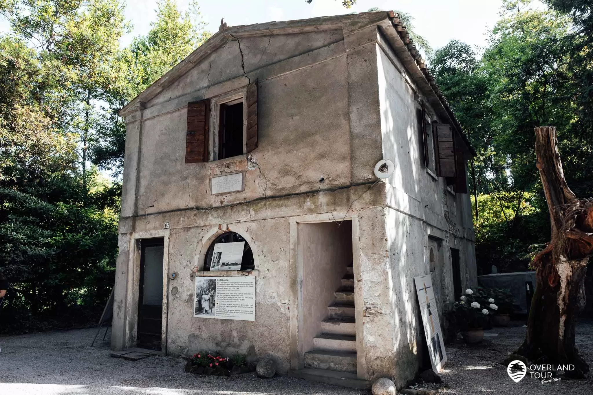 Isola del Garda – Die märchenhafte Ausflugsinsel im Gardasee Isola del Garda – Die märchenhafte Ausflugsinsel im Gardasee: Das alte Bootshaus auf der Isola del Garda - Hier starteten die Führungen über die Insel und der Villa