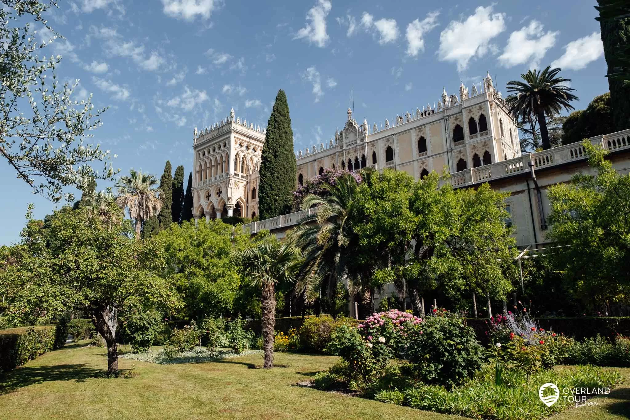 Isola del Garda – Die märchenhafte Ausflugsinsel im Gardasee Isola del Garda – Die märchenhafte Ausflugsinsel im Gardasee: Der Englische Garten mit der Villa im Hintergrund auf der Isola del Garda