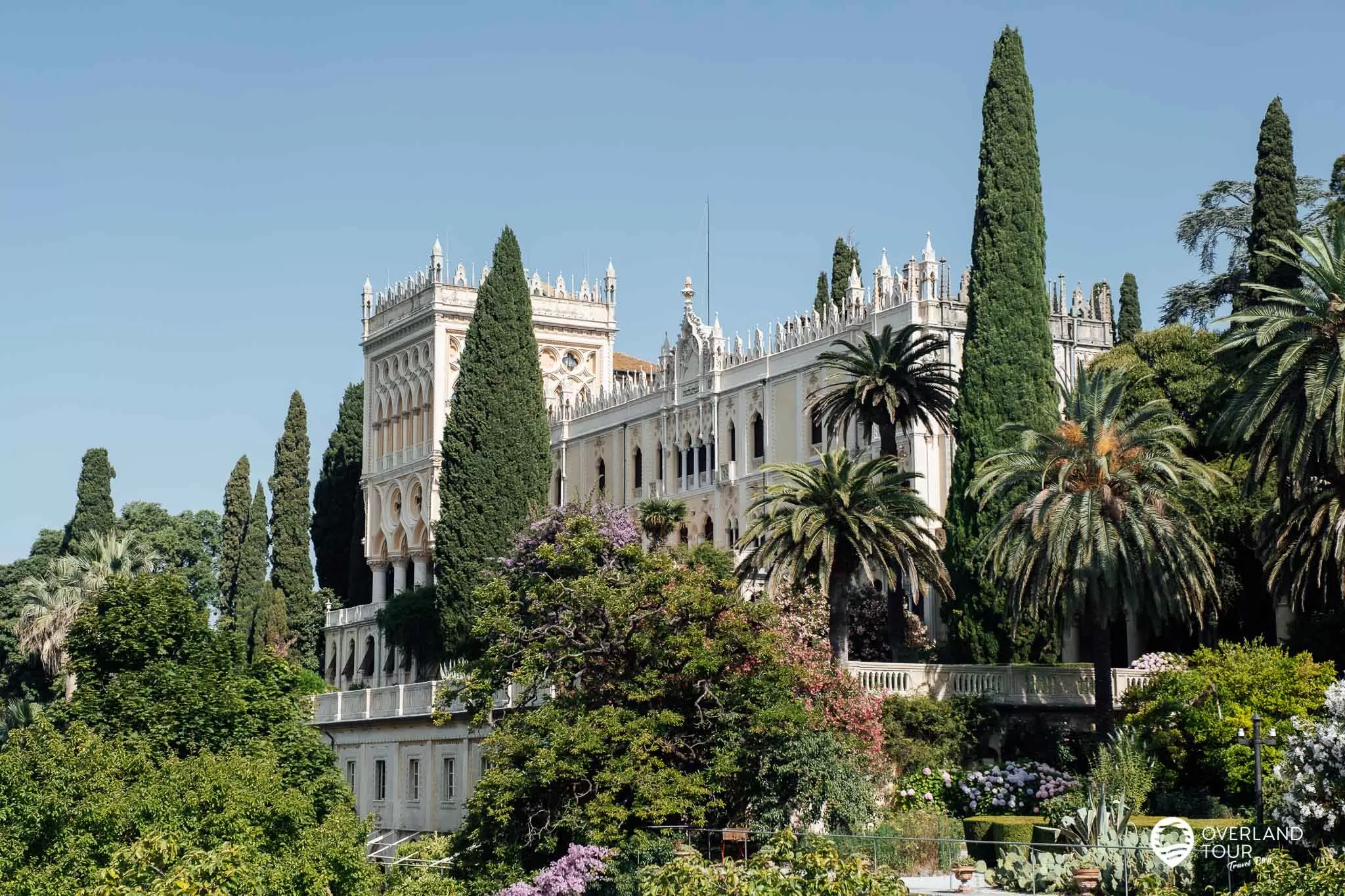 Isola del Garda – Die märchenhafte Ausflugsinsel im Gardasee IBlick auf die neugotische venezianische Villa von der Einfriedungsmauer der Isola del Garda