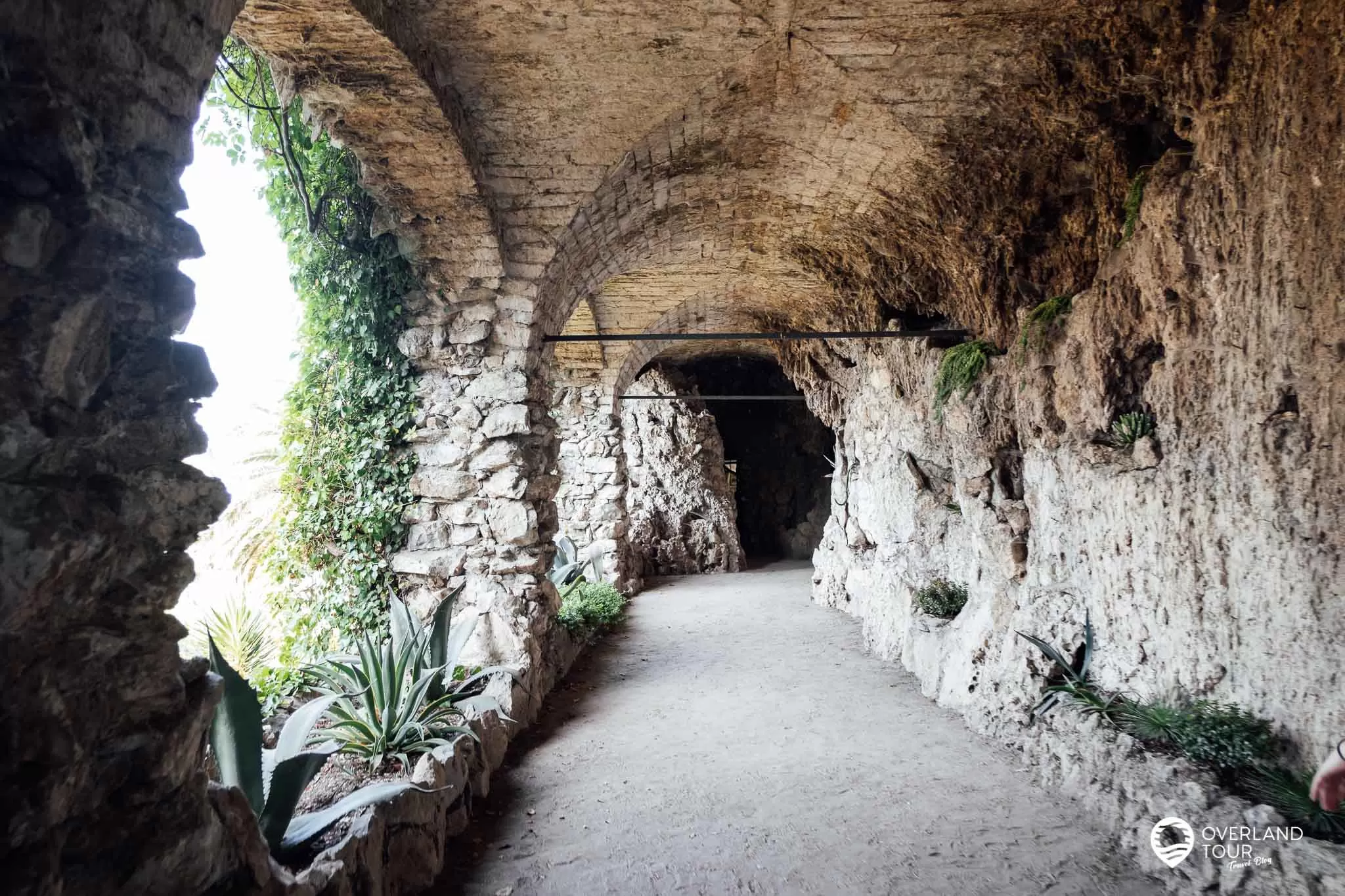 Historische Steingrotten im Italienischen Garten auf der Insel Isola del Gardae Historische Steingrotten im Italienischen Garten auf der Insel Isola del Garda