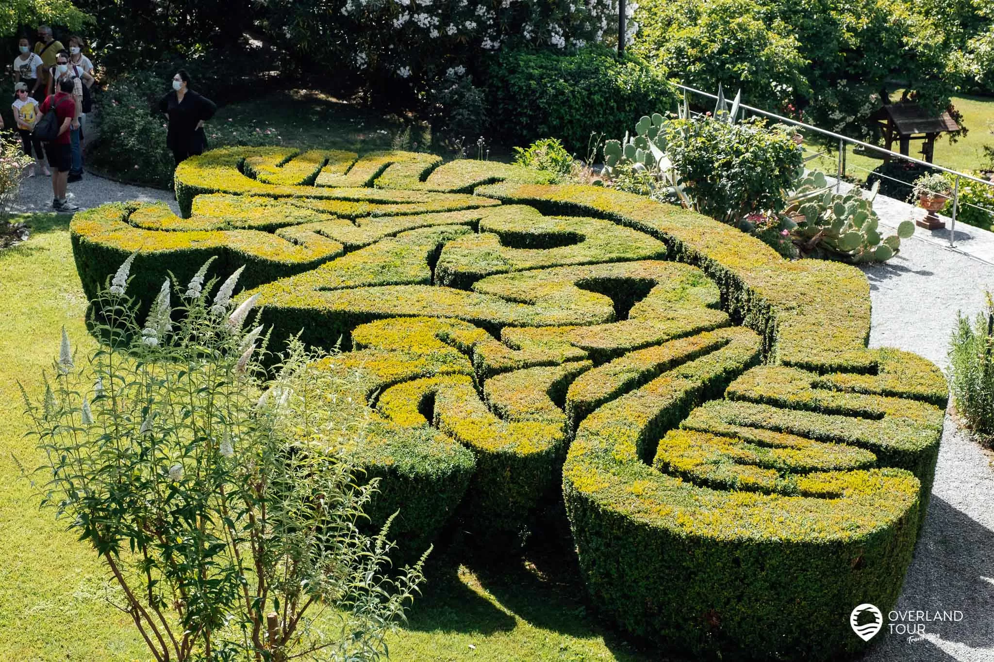 Isola del Garda – Die märchenhafte Ausflugsinsel im Gardasee Isola del Garda – Die märchenhafte Ausflugsinsel im Gardasee: Die wichtigste Heckenfigur - Das Wappen der Borghese von der Terasse aus
