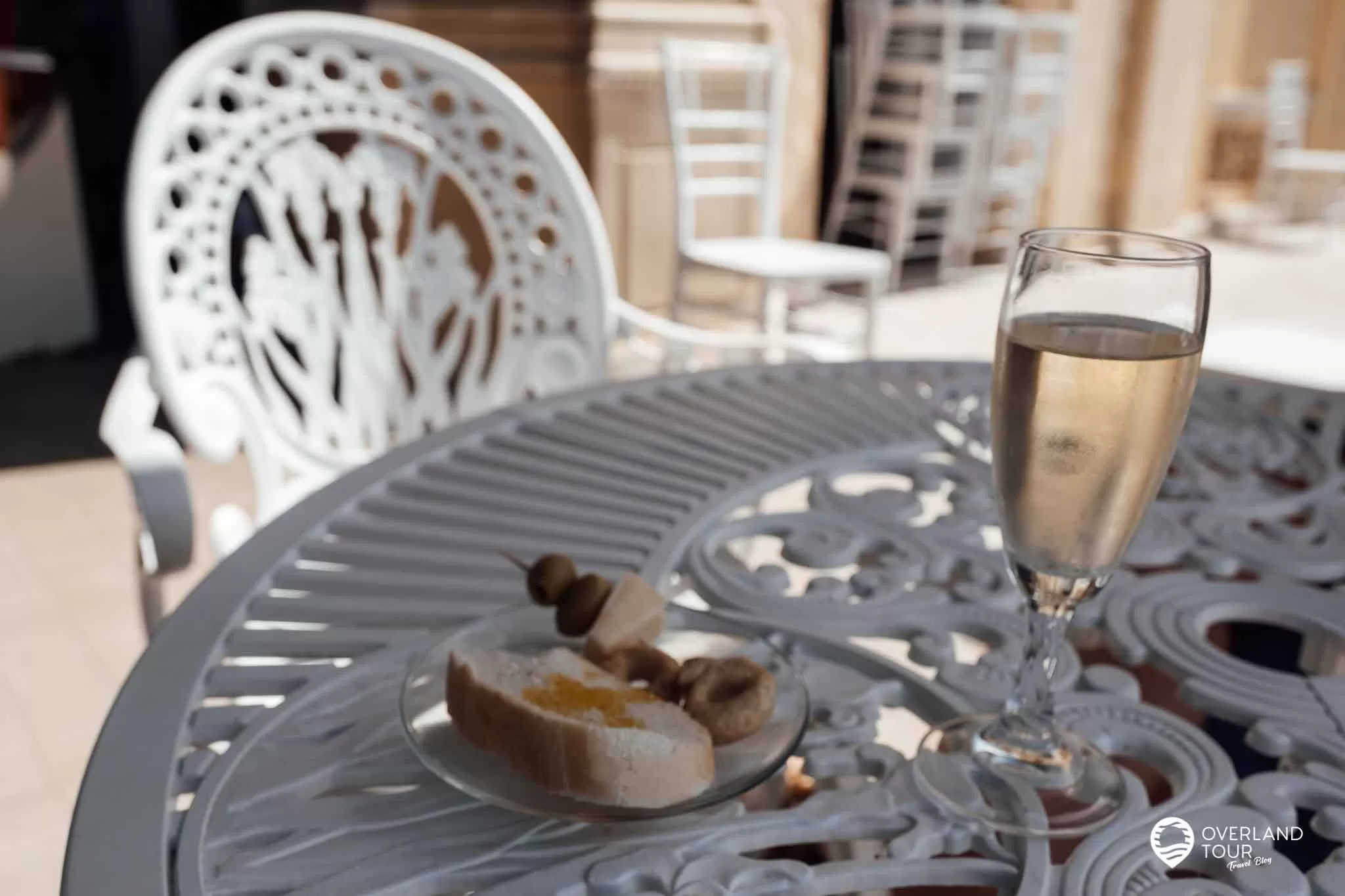 Isola del Garda – Die märchenhafte Ausflugsinsel im Gardasee Isola del Garda – Die märchenhafte Ausflugsinsel im Gardasee: Der Willkommensdrink mit dem Oliven-Öl Snack