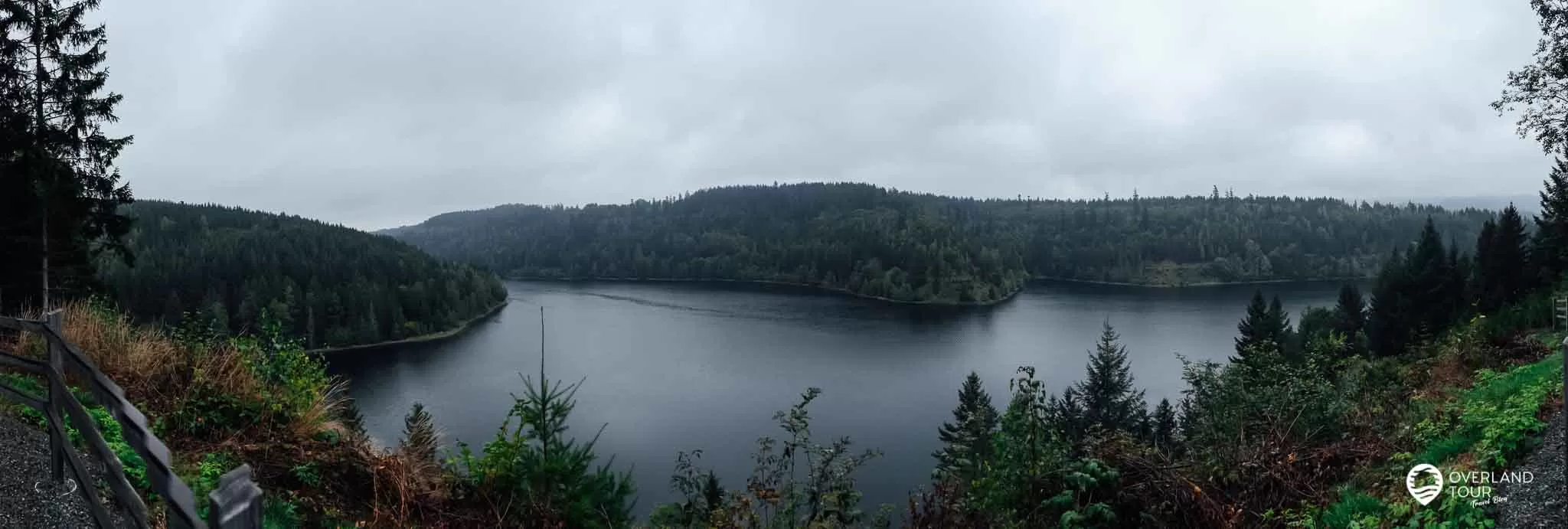 Wandern an der Ködeltalsperre (Trinkwassertalsperre Mauthaus) - Fränkische Fjorde bei Steinwiesen: Ein Panoramabild vom Aussichtspunkt Ködelblick auf die Trinkwassertalsperre Mauthaus