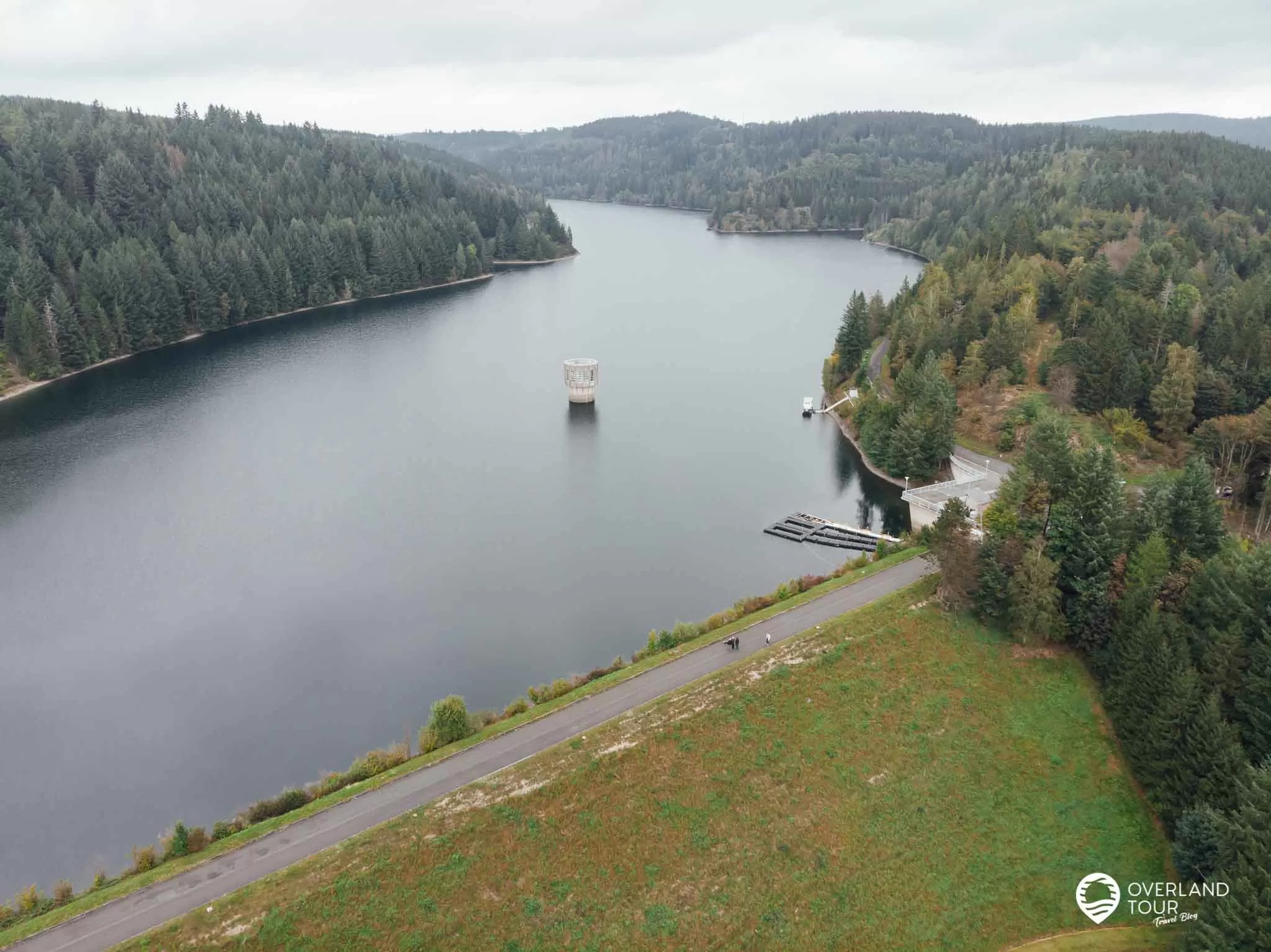 Wandern an der Ködeltalsperre (Trinkwassertalsperre Mauthaus) - Fränkische Fjorde bei Steinwiesen: Der Damm mit der Ködeltalsperre von oben (Drohne)