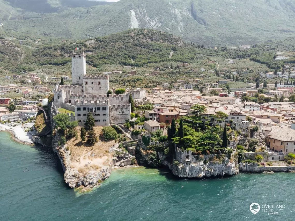 Malcesine Sehenswürdigkeiten am Gardasee: Die Scaligerburg Malcesine mit der Drohne vom Gardasee aufgenommen