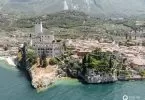 Malcesine Sehenswürdigkeiten am Gardasee: Die Scaligerburg Malcesine mit der Drohne vom Gardasee aufgenommen