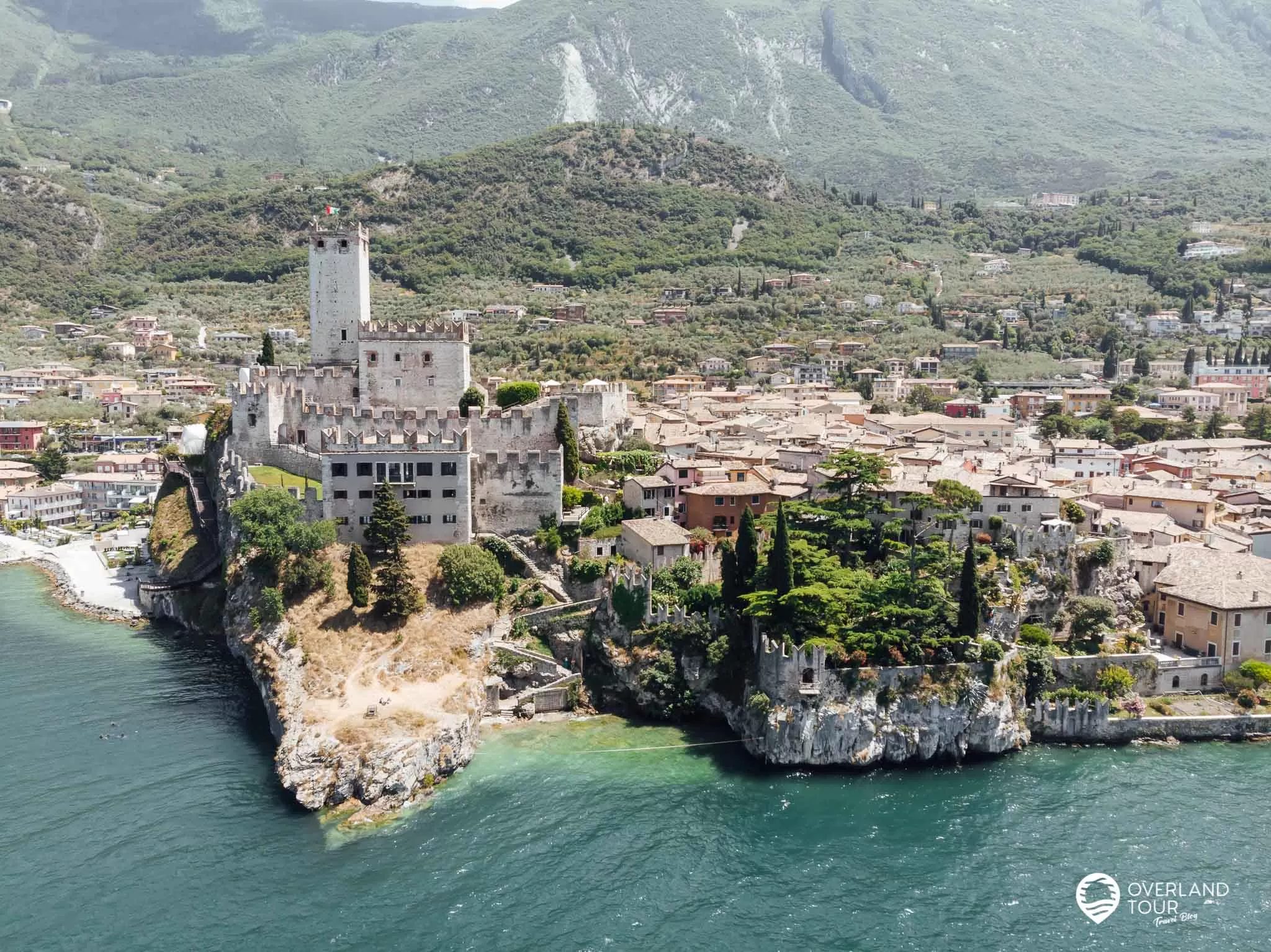 Malcesine Sehenswürdigkeiten am Gardasee: Die Scaligerburg Malcesine mit der Drohne vom Gardasee aufgenommen