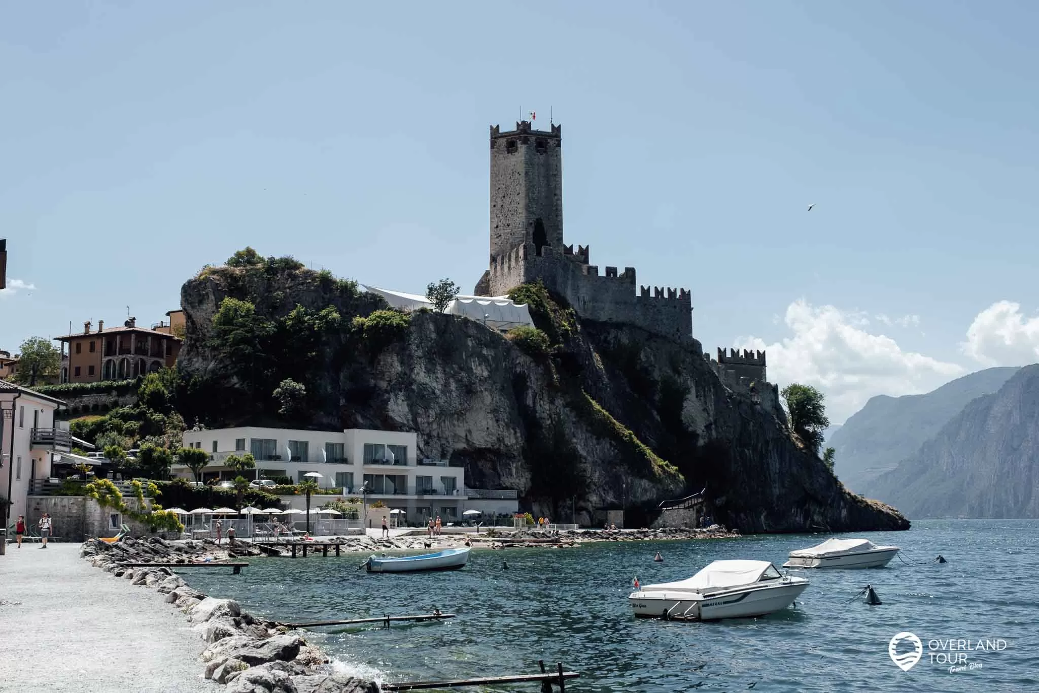 Malcesine Sehenswürdigkeiten am Gardasee Malcesine Sehenswürdigkeiten am Gardasee: Der Paina Beach Malcesine mit Blick auf die Scaligerburg
